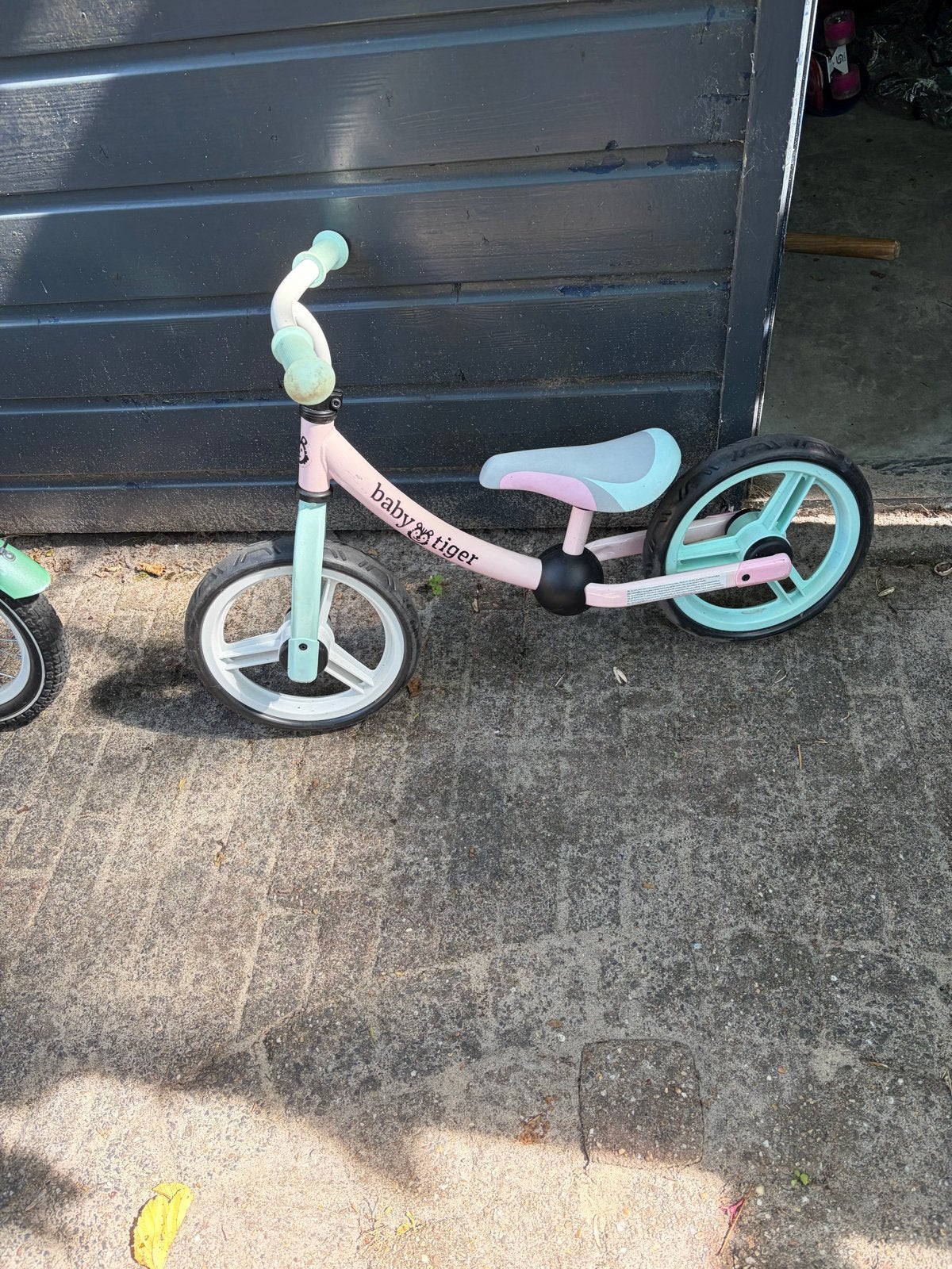 Baby Tiger loopfiets roze/blauw - Zo goed als nieuw, Ophalen, Zo goed als nieuw, 16 tot 20 inch