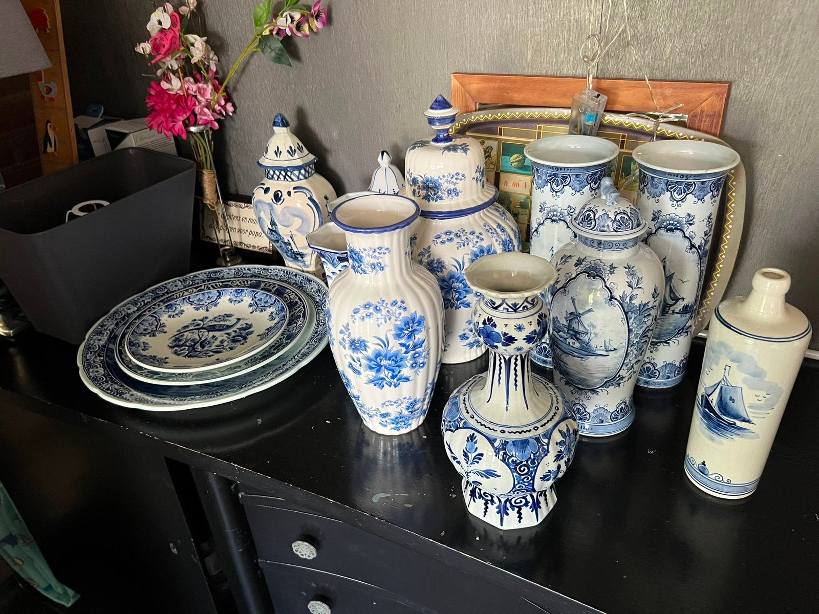 Delftsblauwe vazen en wandborden, Ophalen