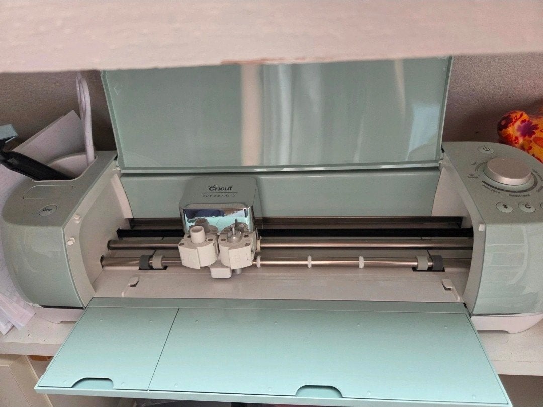 Cricut Cut Smart 2 met accessoires en vinyl, Hobby en Vrije tijd, Knutselen, Meerkleurig, Zo goed als nieuw, Kunststof, Machine
