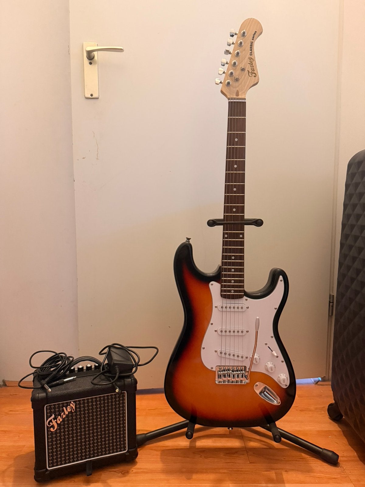 Farley Classic Series + BT10 versterker + standaard, Met versterker, Zo goed als nieuw, Solid body, Ophalen