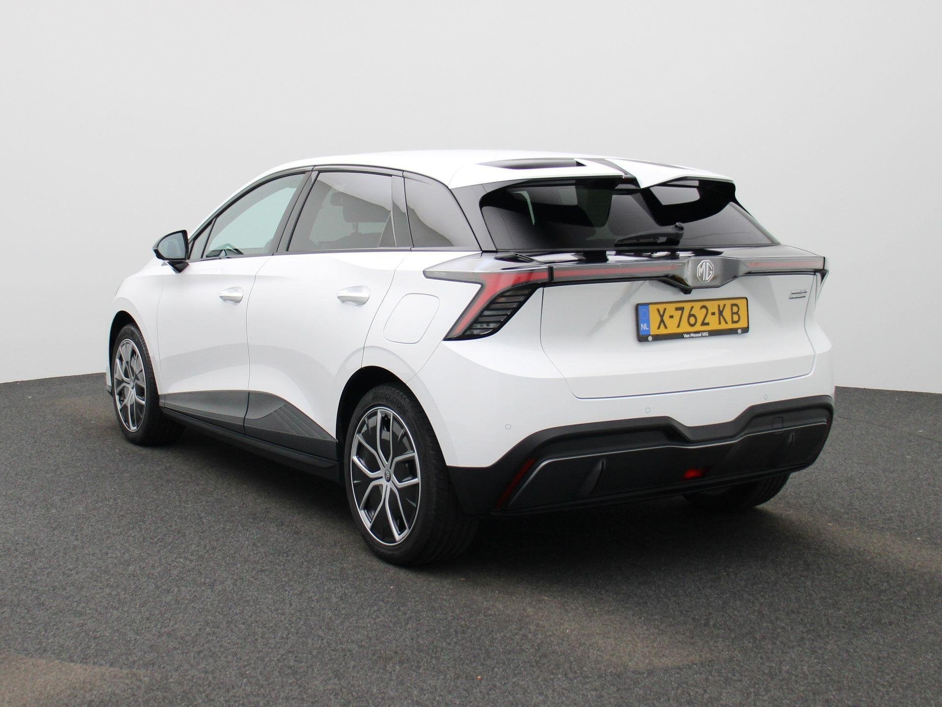 MG MG4 Electric Luxury 64 kWh MG 4 Luxury 64 kWh, Auto's, Automaat, 12 maanden, Achterwielaandrijving, Gebruikt