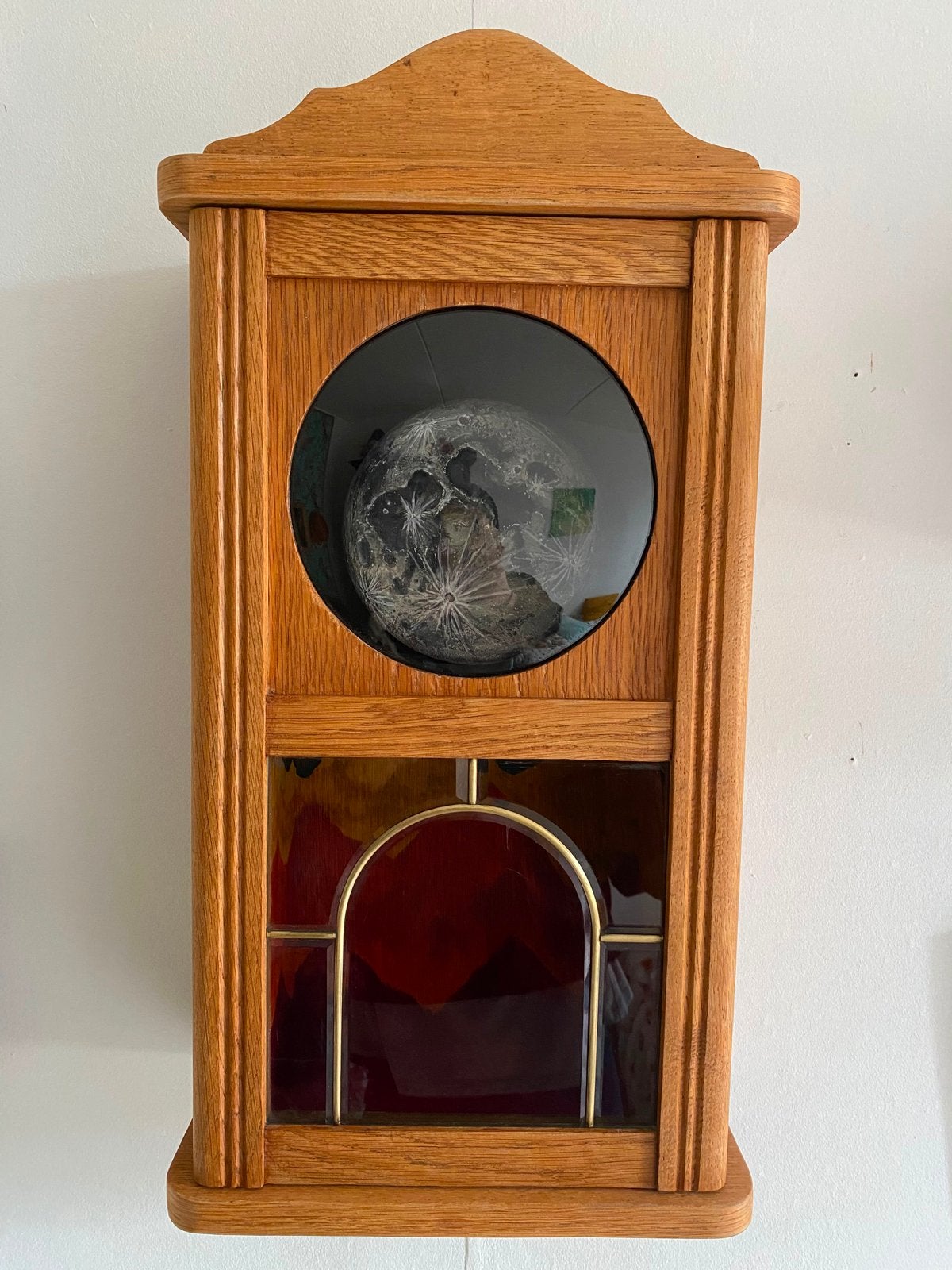 Kastje met rond glas met handgeschilderde maanlamp & bergen, Minder dan 50 cm, Overige houtsoorten, Ophalen of Verzenden, Zo goed als nieuw