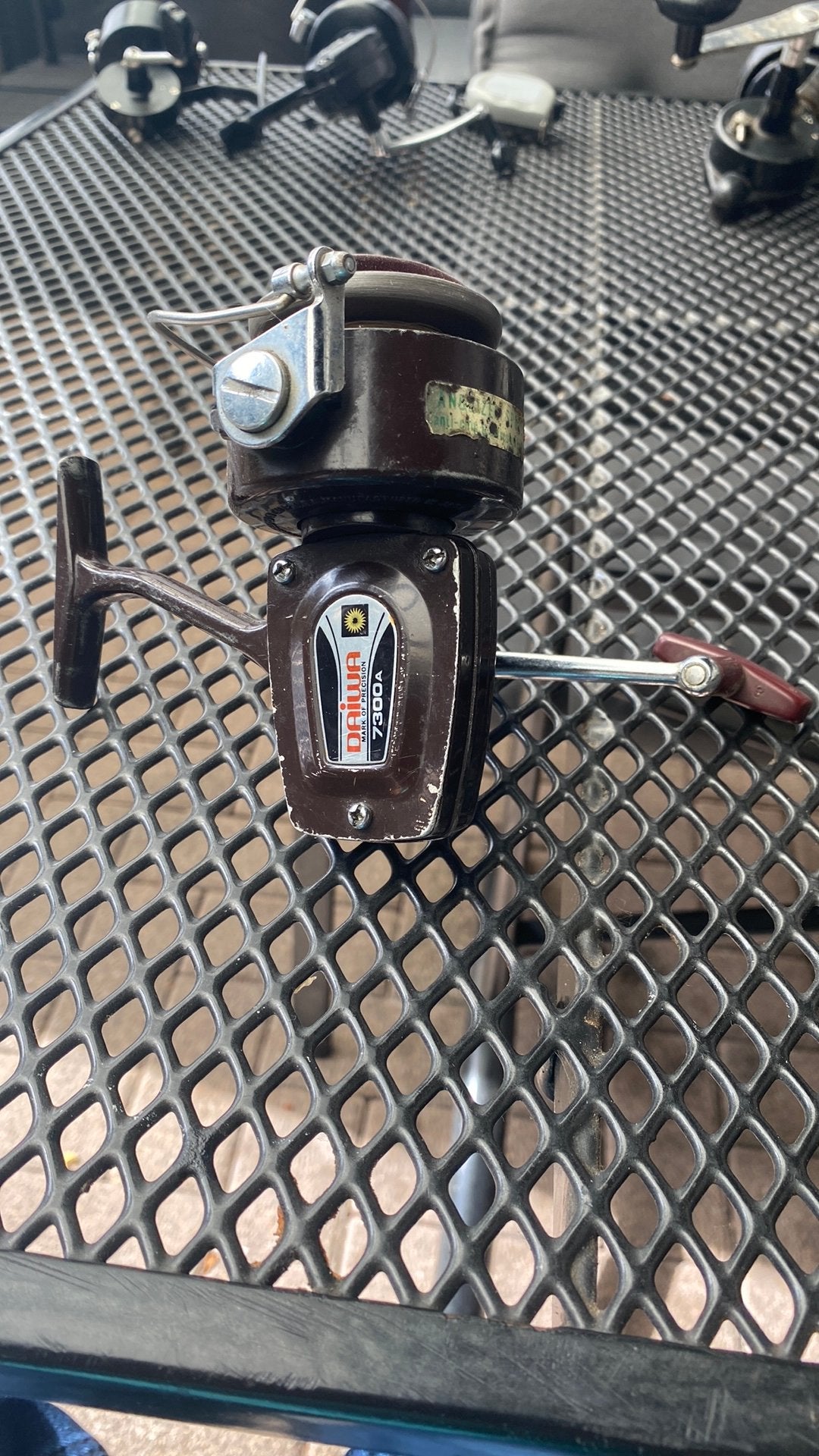 Vintage Daiwa werpmolen 7300a bruin werkt nog prima, Ophalen, Gebruikt, Molen