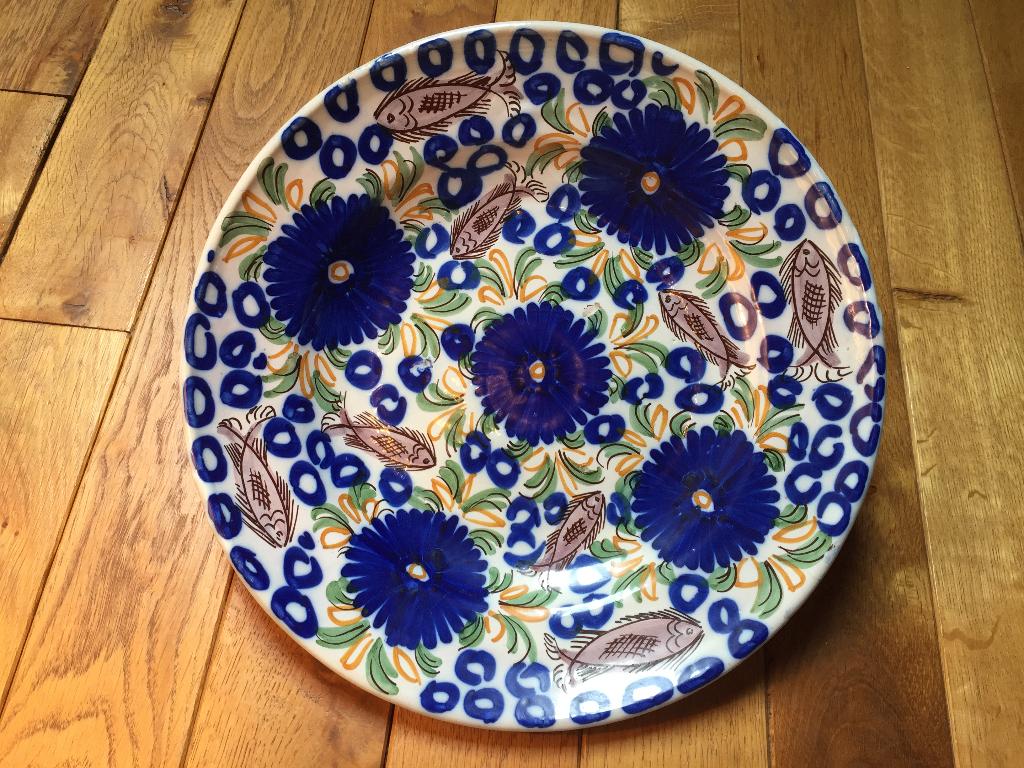 Aardewerk schaal  (oud) - bord met vis en bloem motief, Antiek en Kunst, Antiek | Keramiek en Aardewerk, Ophalen of Verzenden