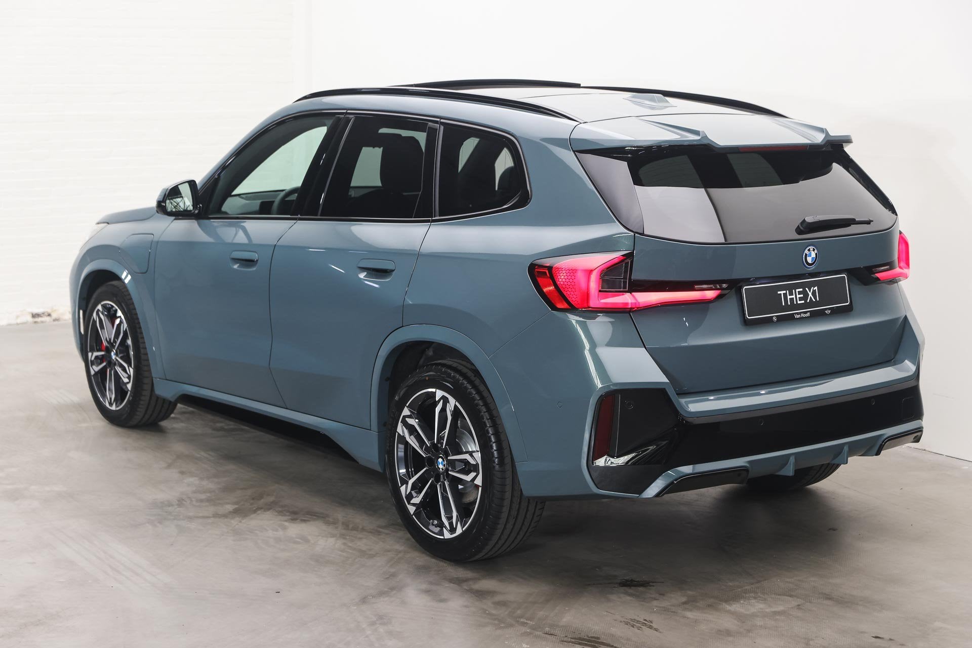 BMW X1 xDrive30e M Sport Automaat / Panoramadak / Trekhaak /, Auto's, Zwart, Bedrijf, Hybride Elektrisch/Benzine, 3 cilinders