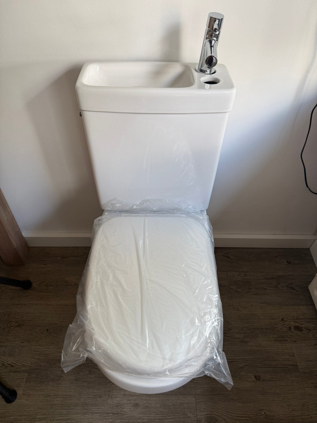 Compact toilet met geïntegreerde wastafel +nieuwe toiletbril, Ophalen, Nieuw, Toilet