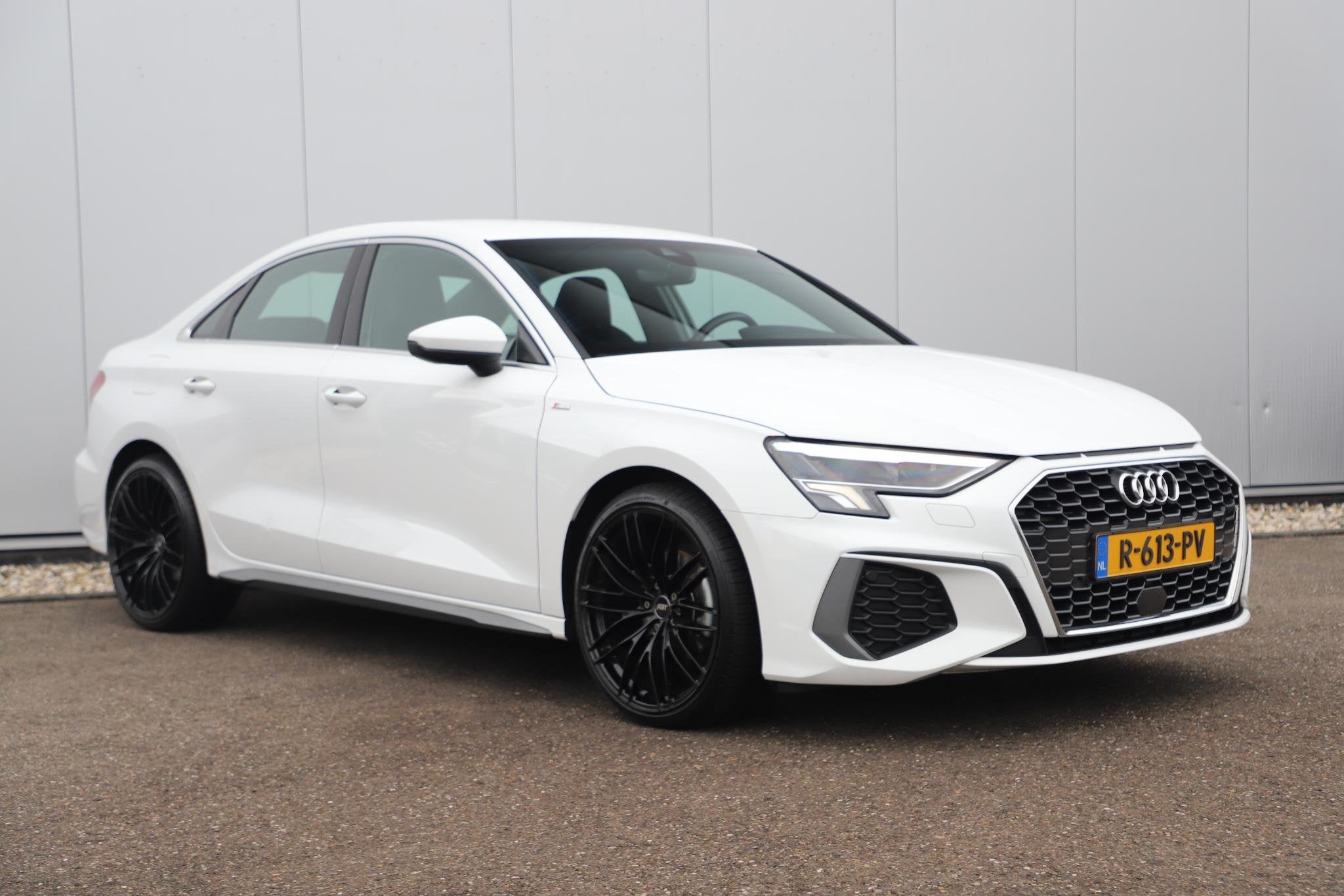 Audi A3 Limousine 30 TFSI S edition Automaat 19 inch ABT Vel, Automatische klimaatregeling, Gebruikt, Met garantie (alle), Leder en Stof