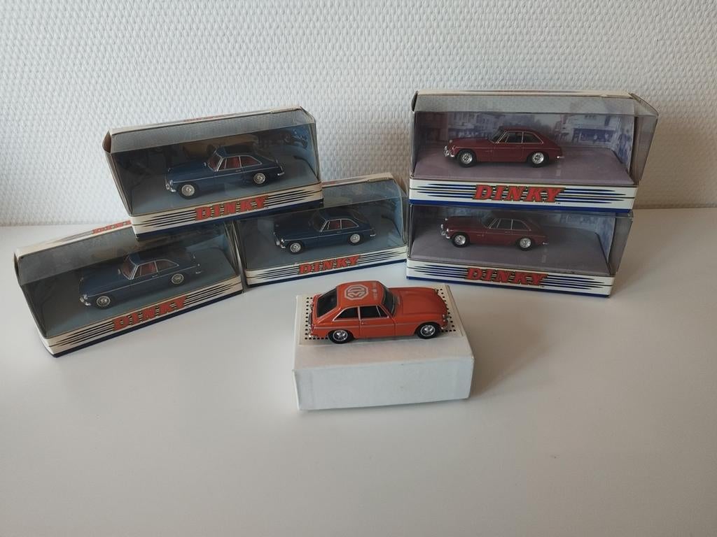 5 Dinky Toys MG B GT: 3x blauw, 2x rood, Ophalen, Nieuw, Auto, Dinky Toys