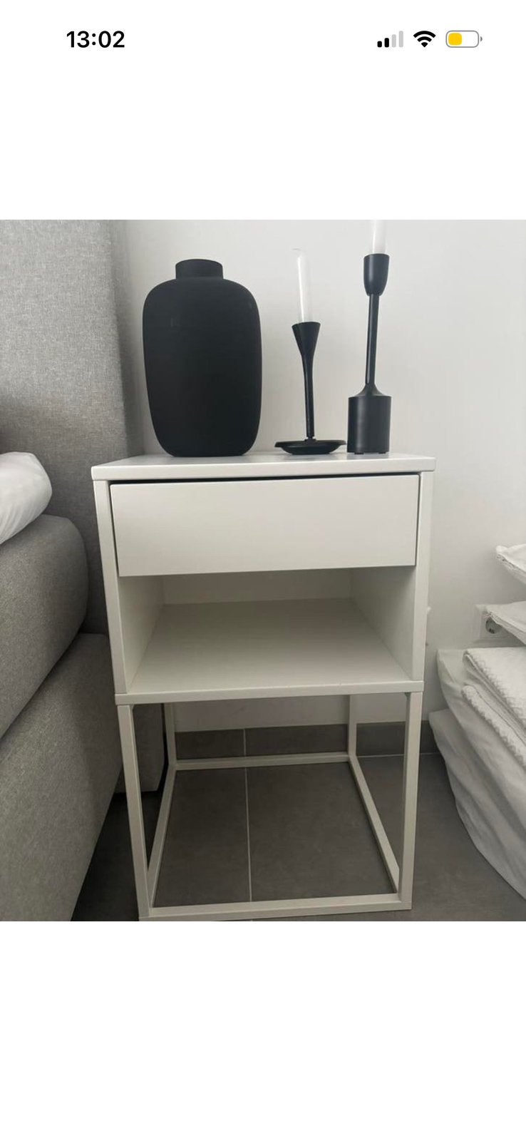Ikea witte vikhammer nachtkasten, Huis en Inrichting, Ophalen, Zo goed als nieuw, Hout, 45 tot 65 cm