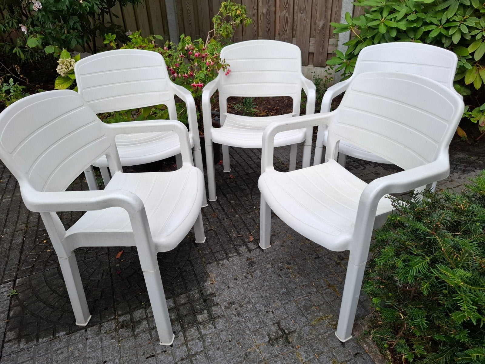 Set van 5 witte kunststof tuinstoelen, Tuin en Terras, Tuinstoelen, Ophalen, Gebruikt, Plastic, Stapelbaar