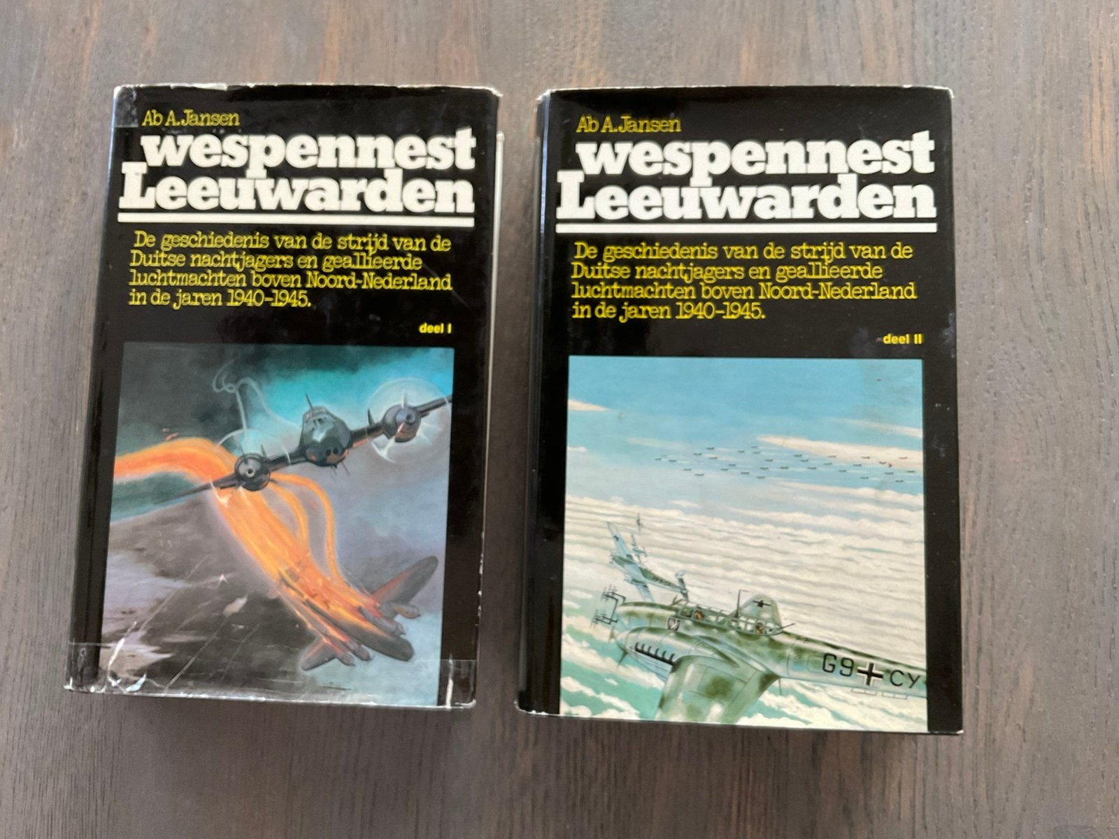 Wespennest Leeuwarden, Ab. A. Jansen, deel 1 en 2, Boeken, Ophalen of Verzenden, Tweede Wereldoorlog, Gelezen, Luchtmacht