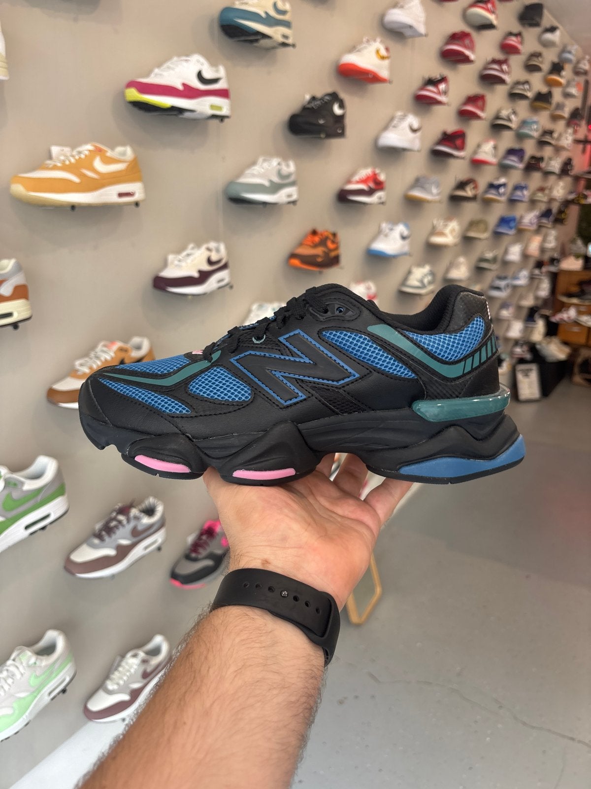 New Balance 9060 Maat 42 - Blauw, Zwart & Roze, Blauw, Nieuw, Ophalen of Verzenden, Sneakers of Gympen