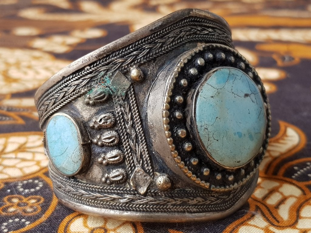 Prachtige antieke armband uit Nepal zilverbrons met stenen., Antiek en Kunst, Sieraad, Handgemaakt, Ophalen of Verzenden, Meerkleurig
