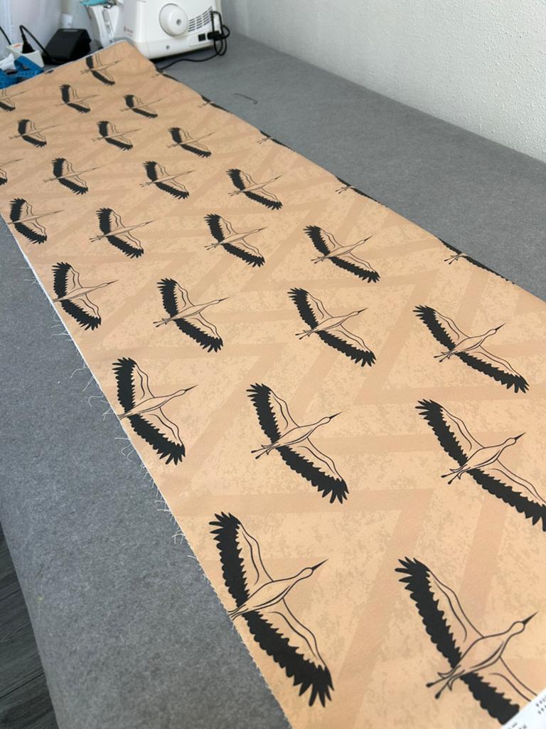 Decoratieve stof met kraanvogels, 120 cm of meer, Nieuw, Ophalen of Verzenden, Katoen