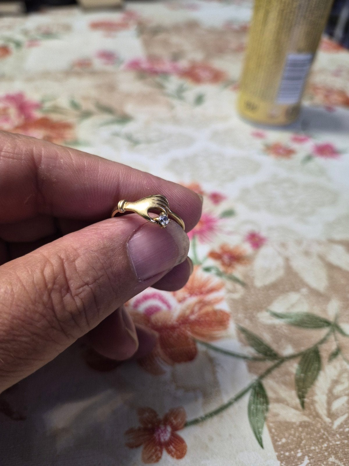 Gouden ring met handje en edelsteen, Ophalen of Verzenden, Zo goed als nieuw, 17 tot 18, Dame of Heer