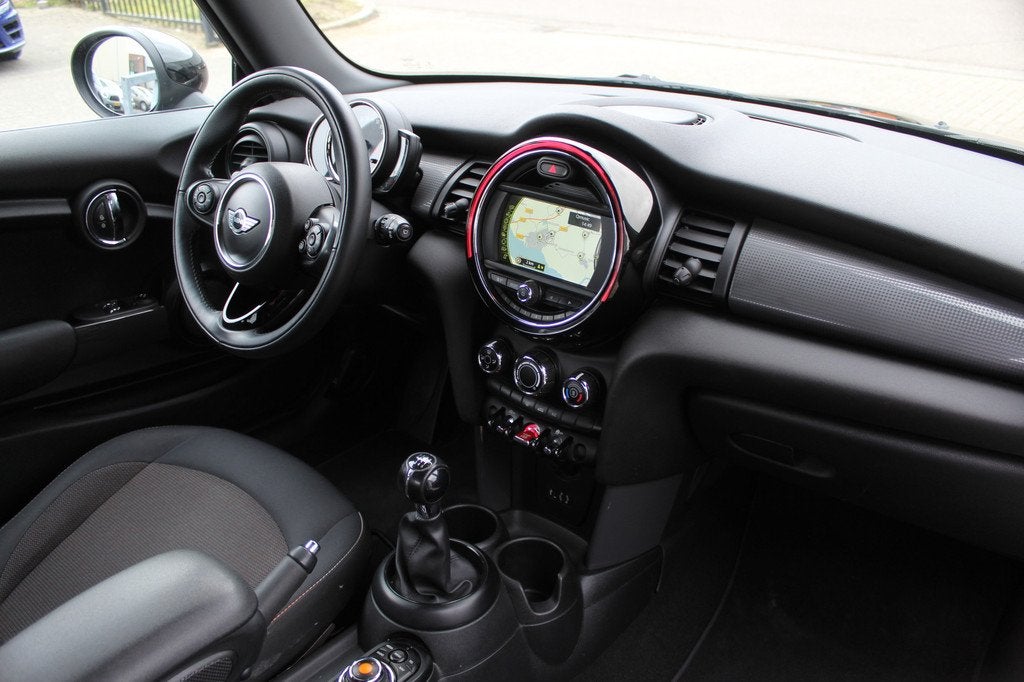 MINI Mini 1.5 Cooper Business Navigatie/Airco/Cruise control, Voorwielaandrijving, 12 maanden, Gebruikt, 4 stoelen