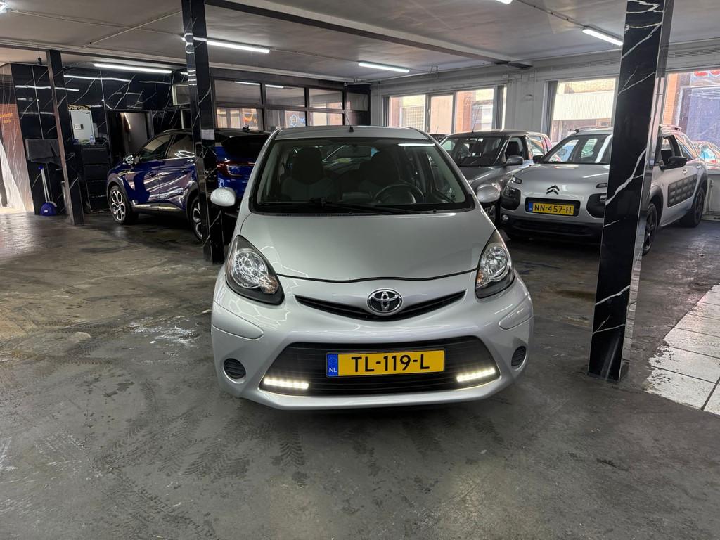 Toyota Aygo 1.0 VVT-i Aspiration Automaat | Navigatie | Airc, Auto's, Euro 5, Gebruikt, Parkeersensor, 4 stoelen