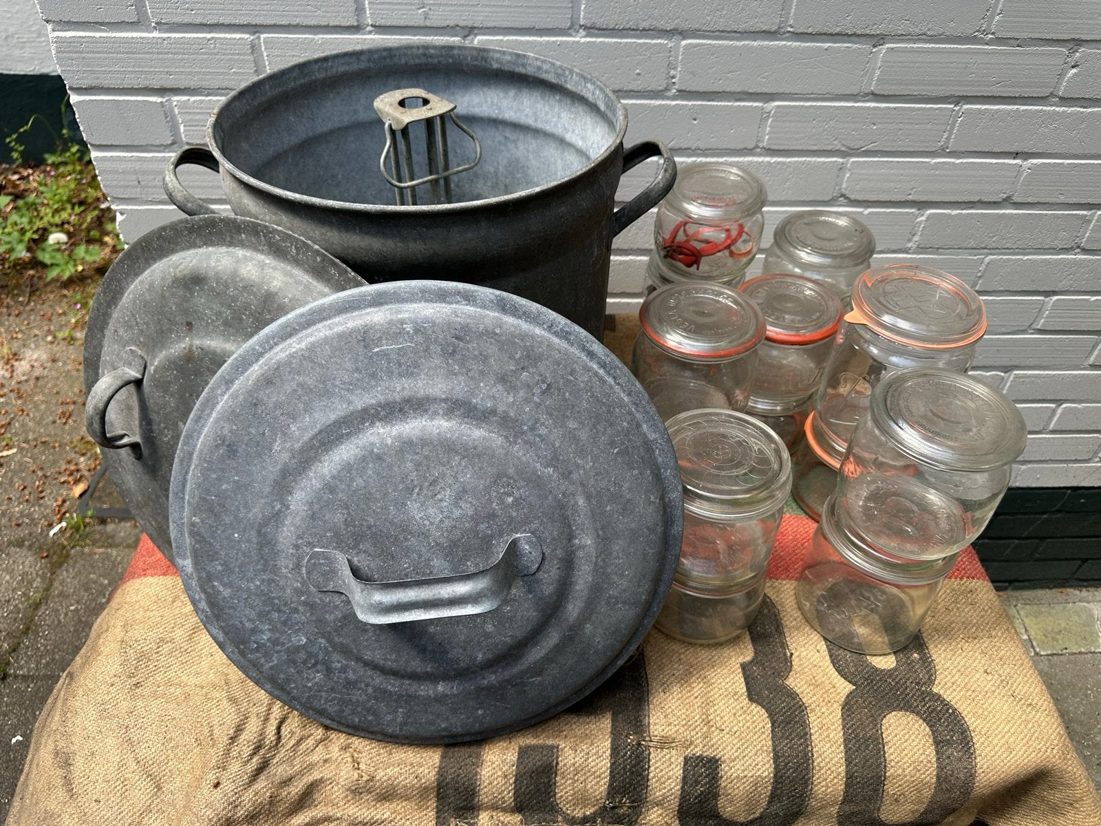 Zinken wekketel met 14 glazen weckpotten, Antiek en Kunst, Ophalen