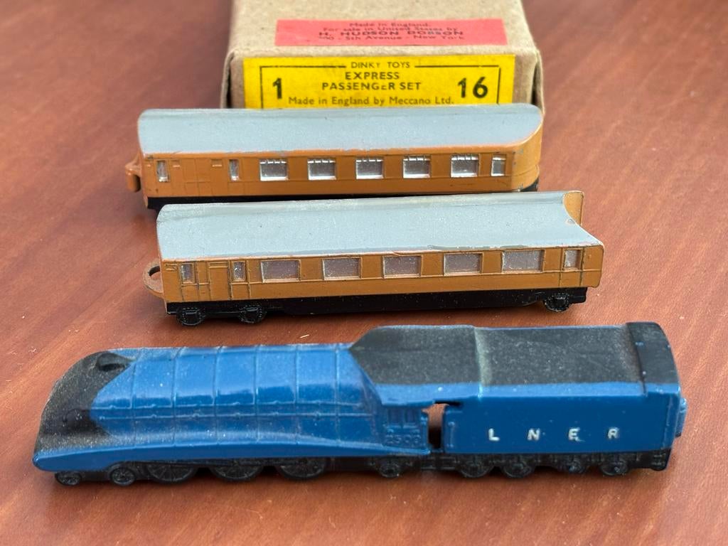 Dinky Toys EXPRESS PASSENGER SET 16 met stoomtrein en wagons, Hobby en Vrije tijd, Modeltreinen | Overige schalen, Overige merken