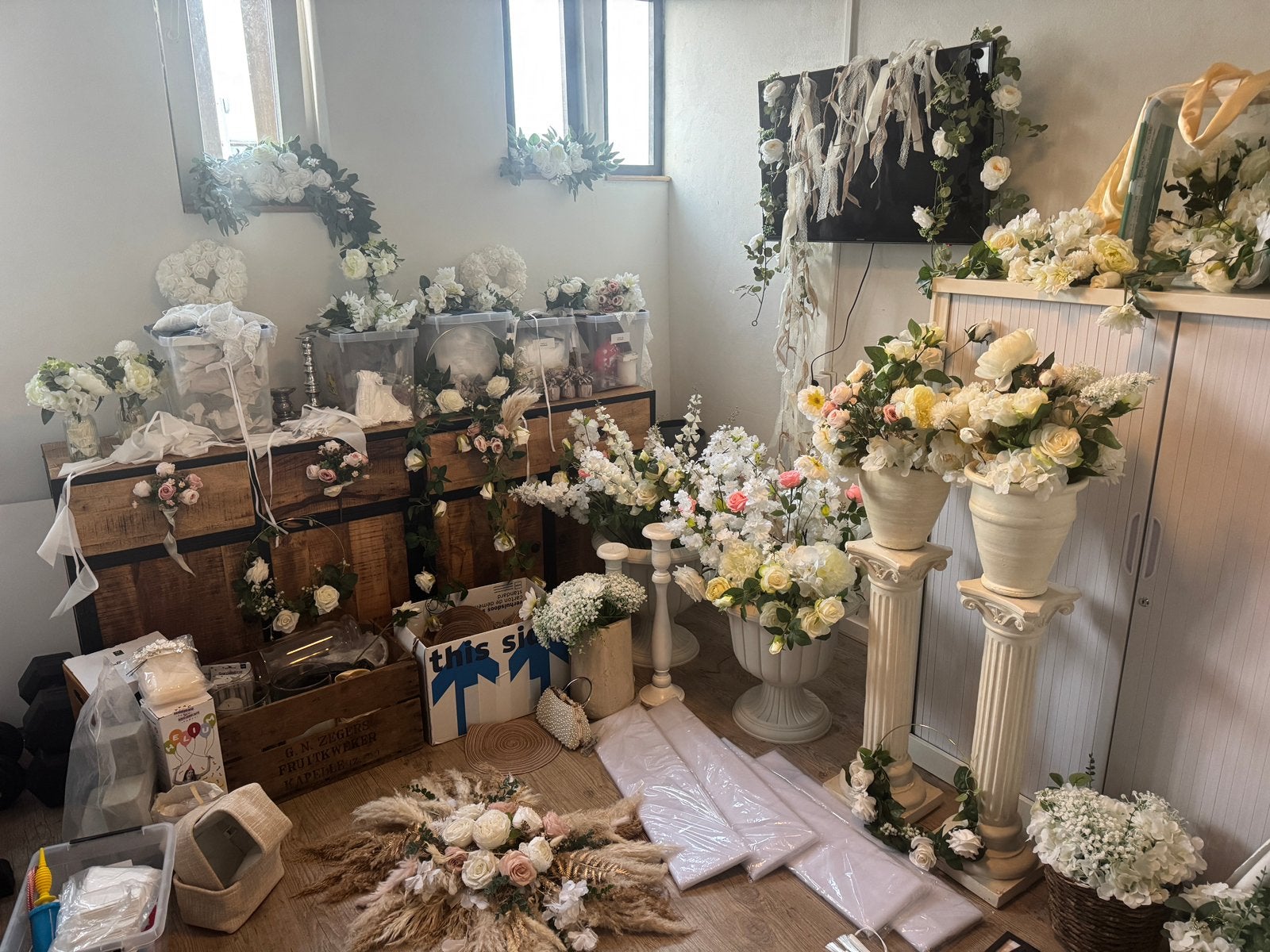 Complete bruiloft decoratie. O.a. backdrop, bloemen&pilaren, Ophalen, Zo goed als nieuw