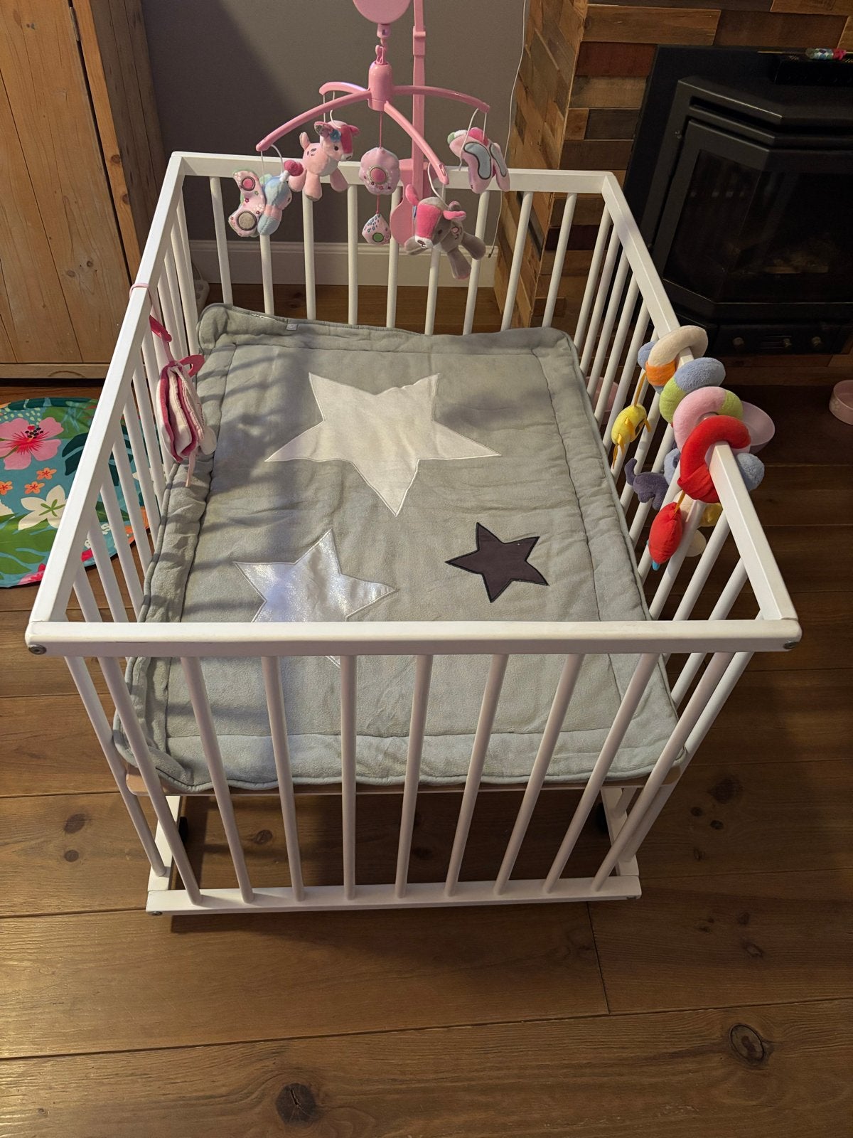 Wit houten baby box met wieltjes en bijpassend boxkleed, Kinderen en Baby's, Ophalen, Gebruikt, Ledikant