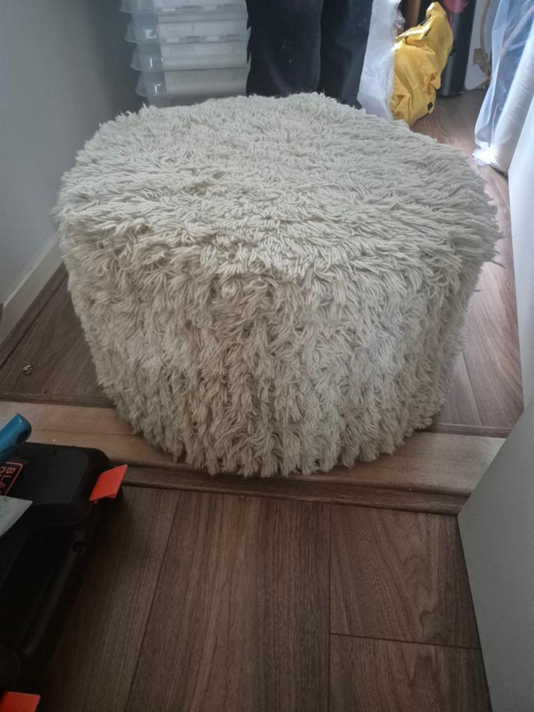 Fluffy/wollen poef/voetenbak - als nieuw, Ophalen, Zo goed als nieuw, Rond