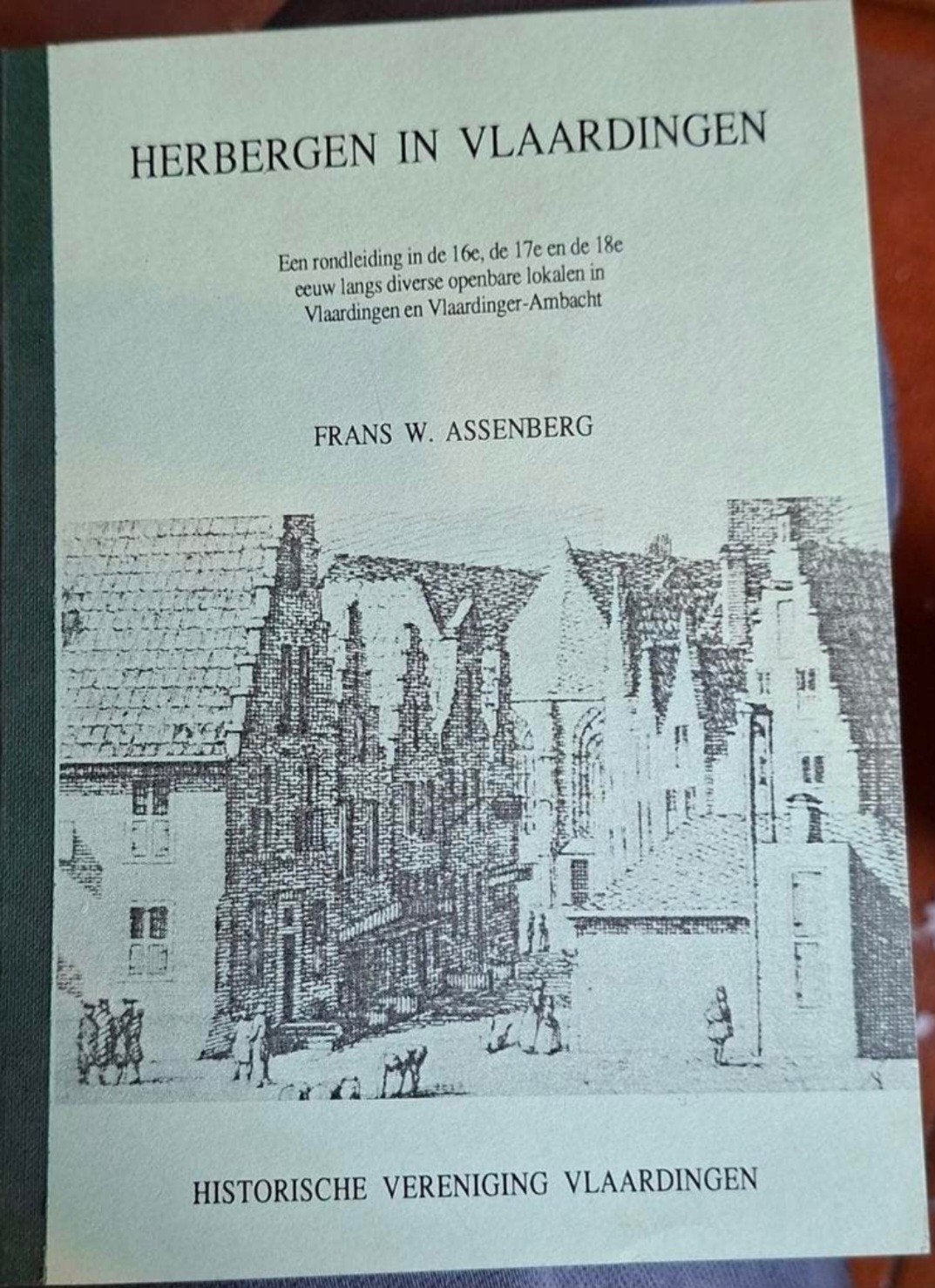 Herbergen in Vlaardingen - Frans W. Assenberg, Boeken, Geschiedenis | Stad en Regio, Ophalen of Verzenden, 20e eeuw of later, Zo goed als nieuw