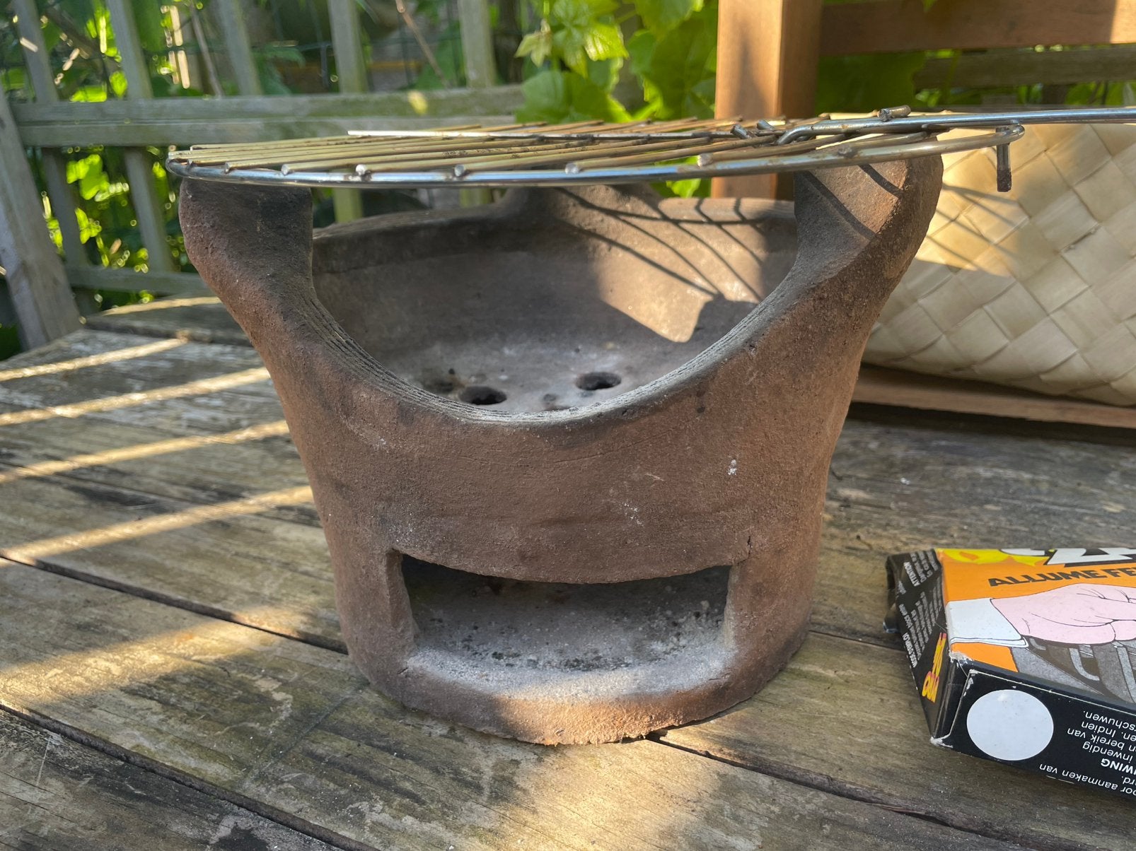 Nostalgische stenen barbecue, vintage, compleet in kistje, Ophalen of Verzenden, Gebruikt
