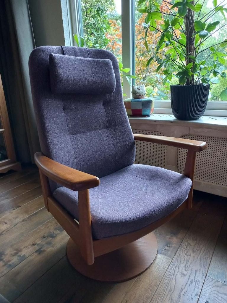 Farstrup relaxstoel met ronde houten voet, Huis en Inrichting, Fauteuils, Ophalen, Gebruikt, 75 tot 100 cm, Stof