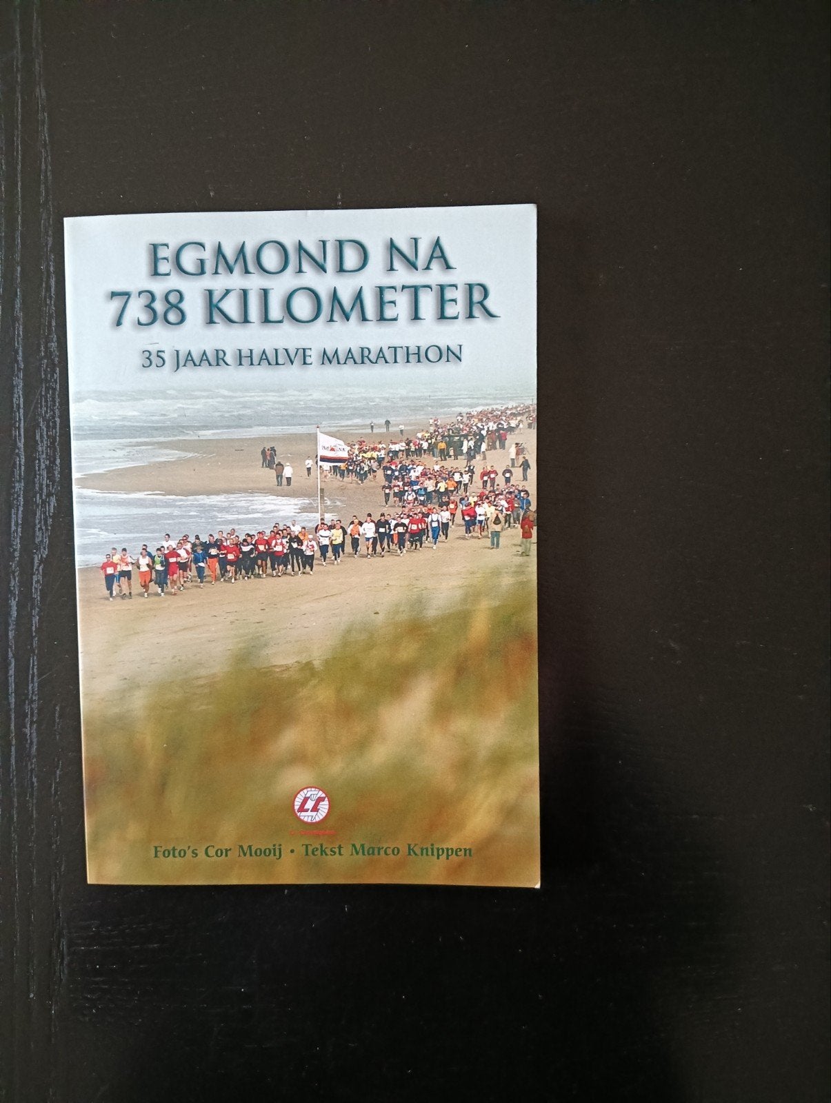 Egmond na 738 kilometer: 35 jaar halve marathon, Ophalen of Verzenden, Zo goed als nieuw, Cor Mooij, Marco Knippen, Lopen en Fietsen