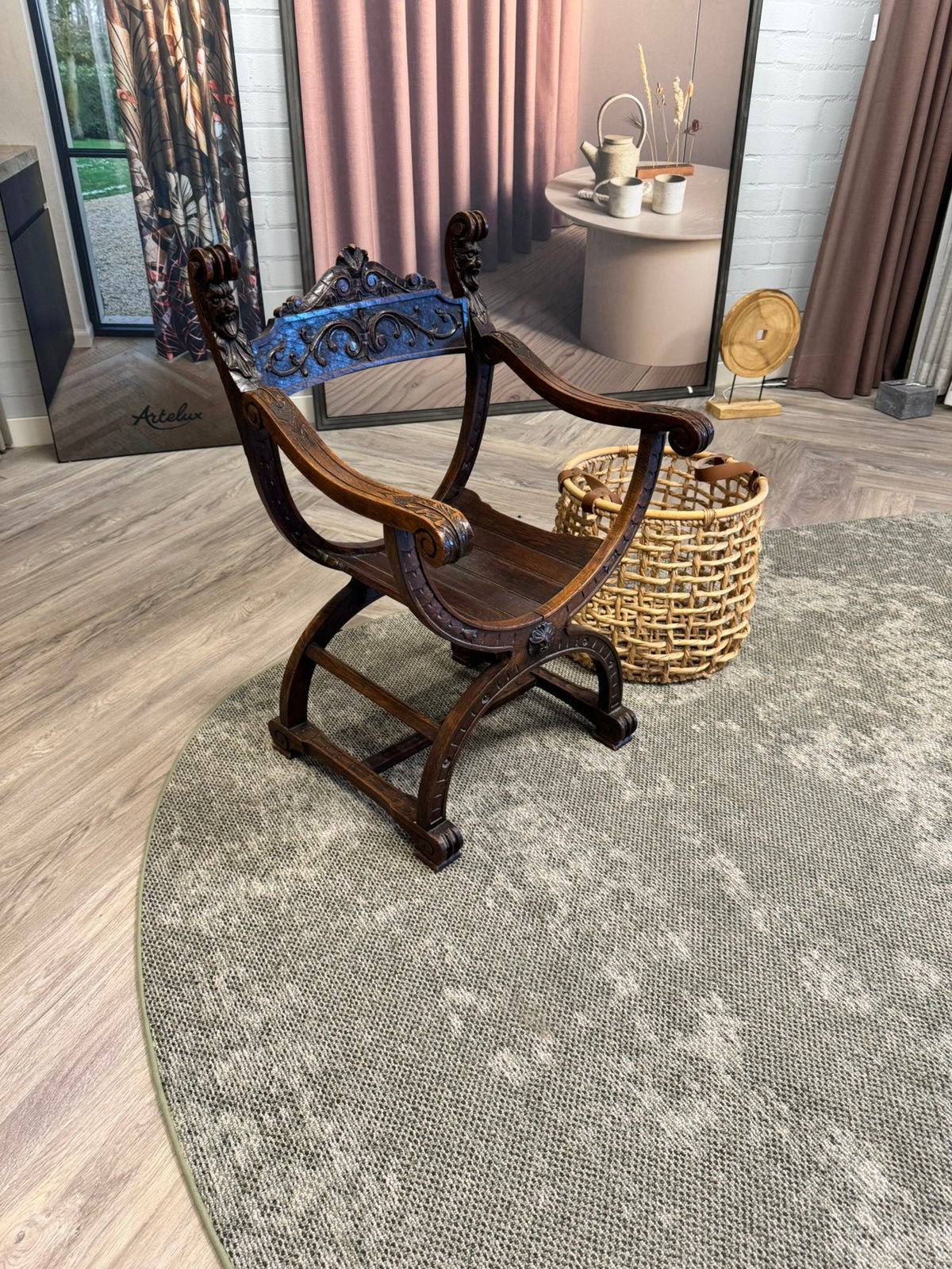 Dagobert fauteuil in massief walnoothout, Antiek en Kunst, Ophalen