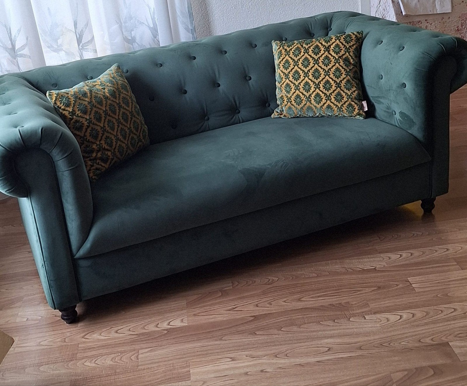 Velours tweezitsbank groen en fauteuil okergeel
