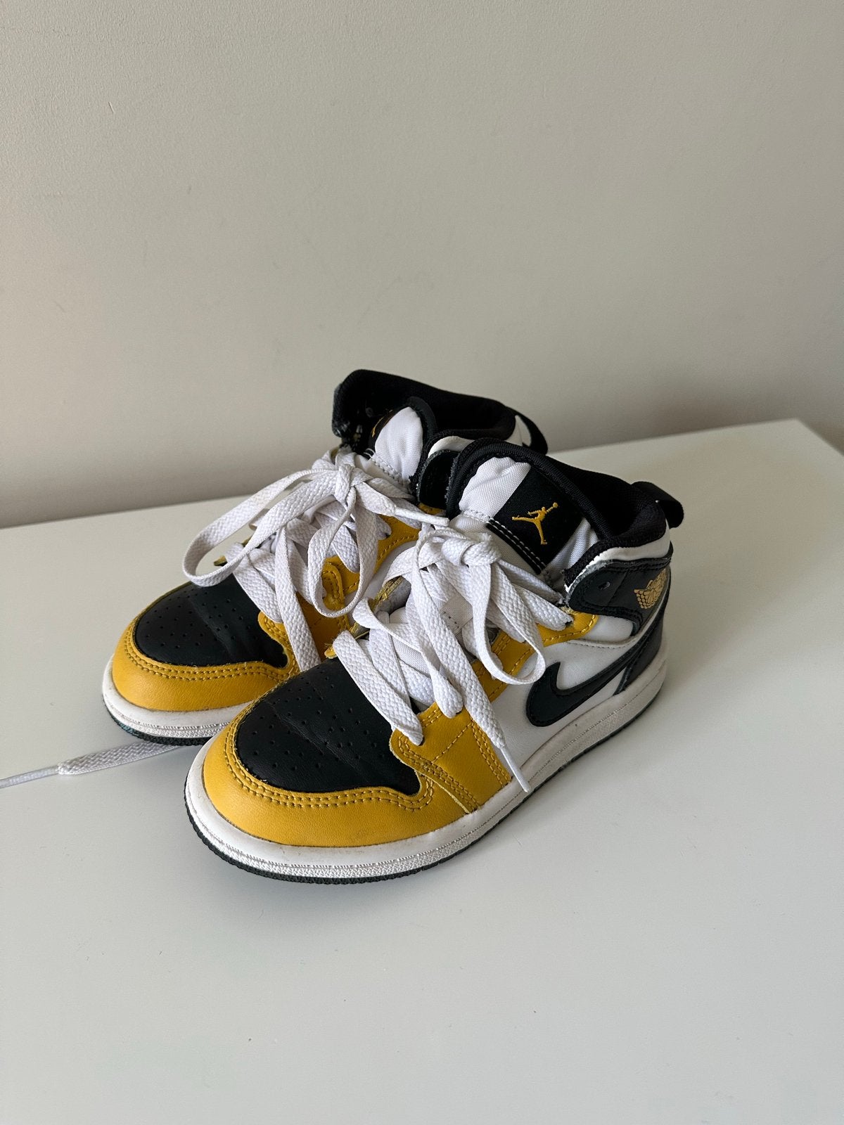 Nike Air Jordan 1 Mid SE (GS) - Zwart/Geel/Wit maat 27,5, Ophalen of Verzenden, Zo goed als nieuw, Jongen of Meisje, Schoenen