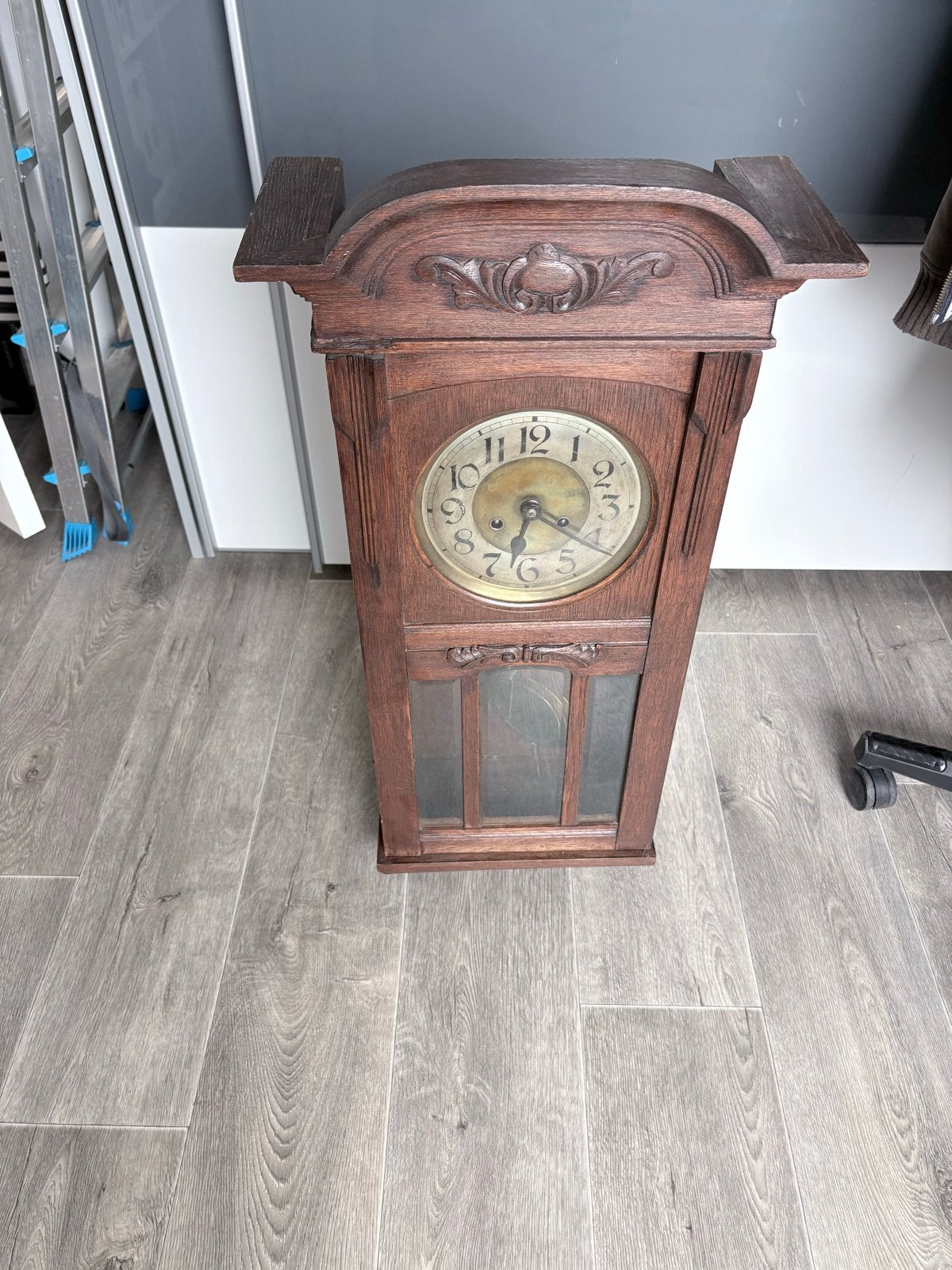Antieke houten wandklok met slinger, Ophalen