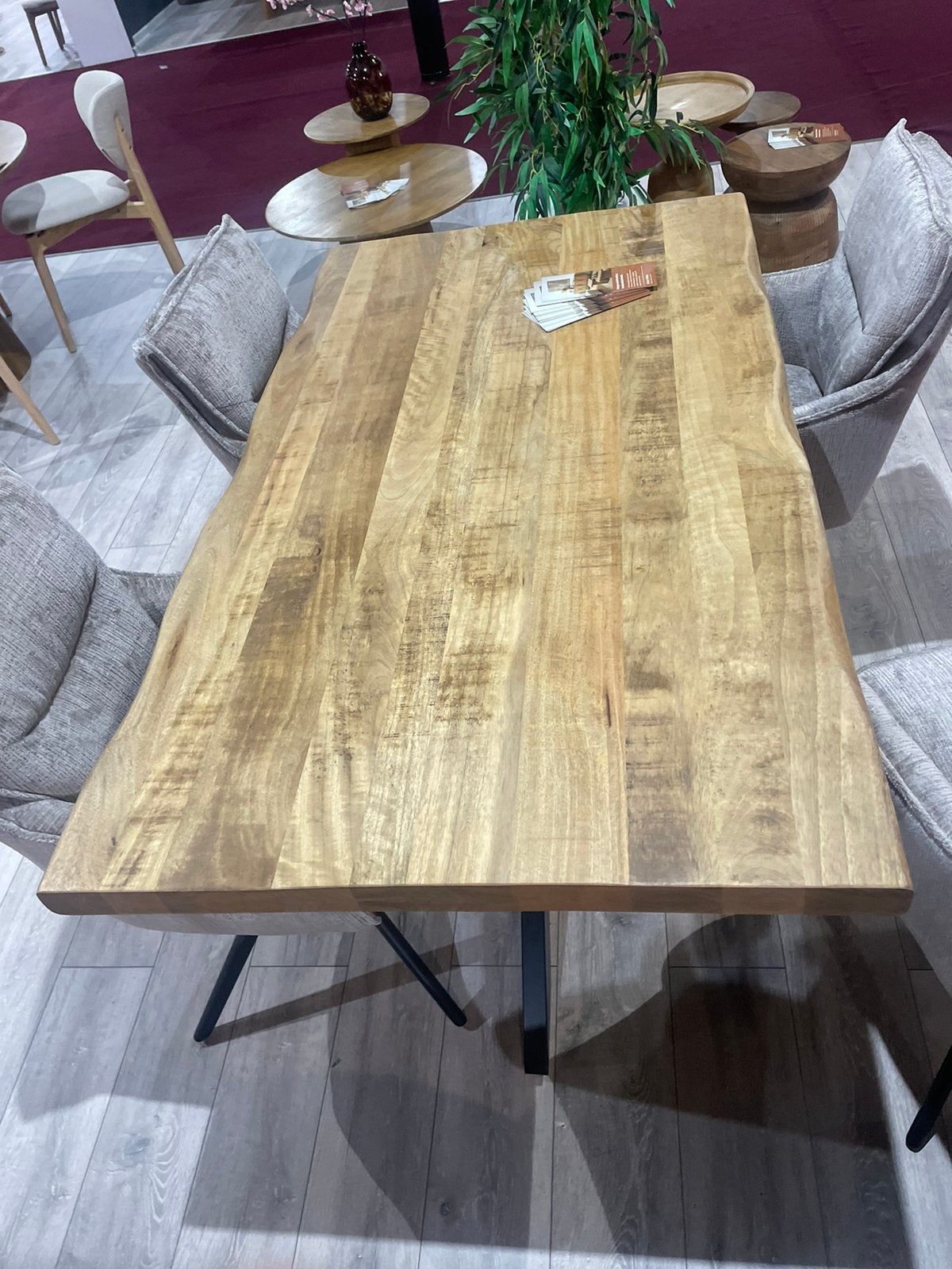 VOORRAAD 325 BOOMSTAM EDGE TAFEL CHEFMEUBEL LEEGVERKOOP, Bruin, Nieuw, Ophalen of Verzenden, Modern