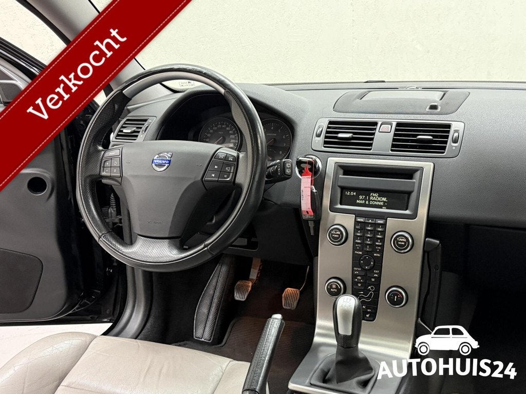 Volvo C30 2.4i 170pk Momentum SCHUIFDAK|LEDER|NAVI, Voorwielaandrijving, Gebruikt, 4 stoelen, Zwart