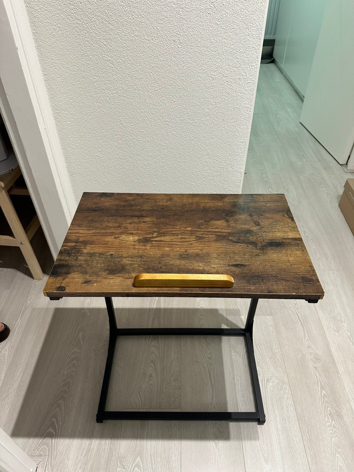 Industrieel design verstelbaar lees / bijzettafel, Huis en Inrichting, Ophalen of Verzenden, Zo goed als nieuw, Vierkant, Overige houtsoorten