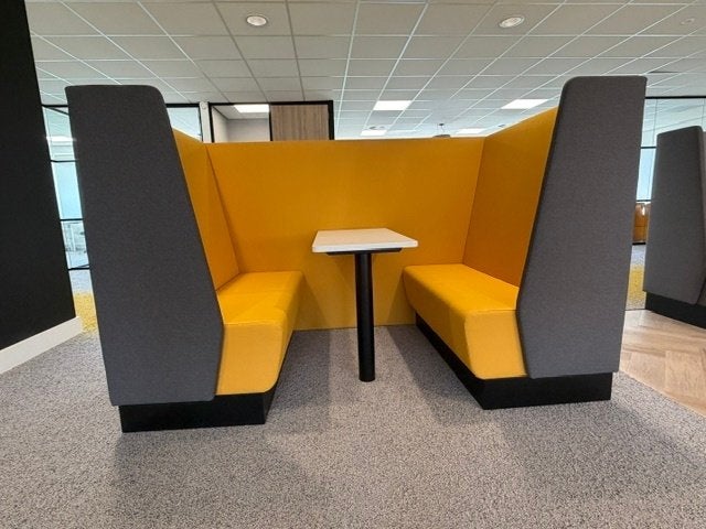Design Wachtkamerbank / treinbank met tafel  216x126xH138 cm, Overige materialen, 75 tot 100 cm, Ophalen of Verzenden, Zo goed als nieuw