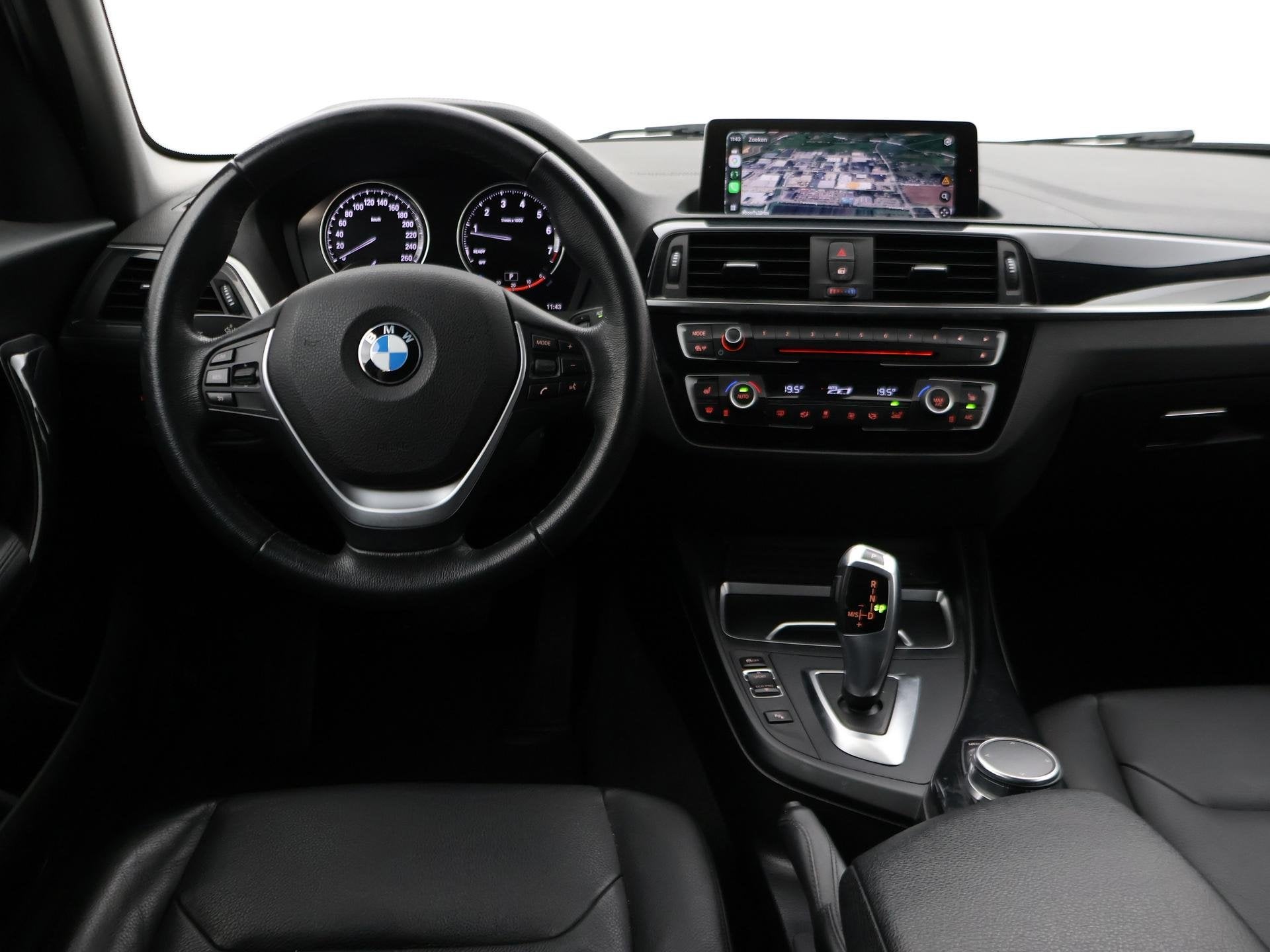 BMW 1-serie 120i 184 PK H.E. LUXURY AUT. + DRAADLOZE CARPLAY, Achterwielaandrijving, Gebruikt, 4 cilinders, Leder en Stof