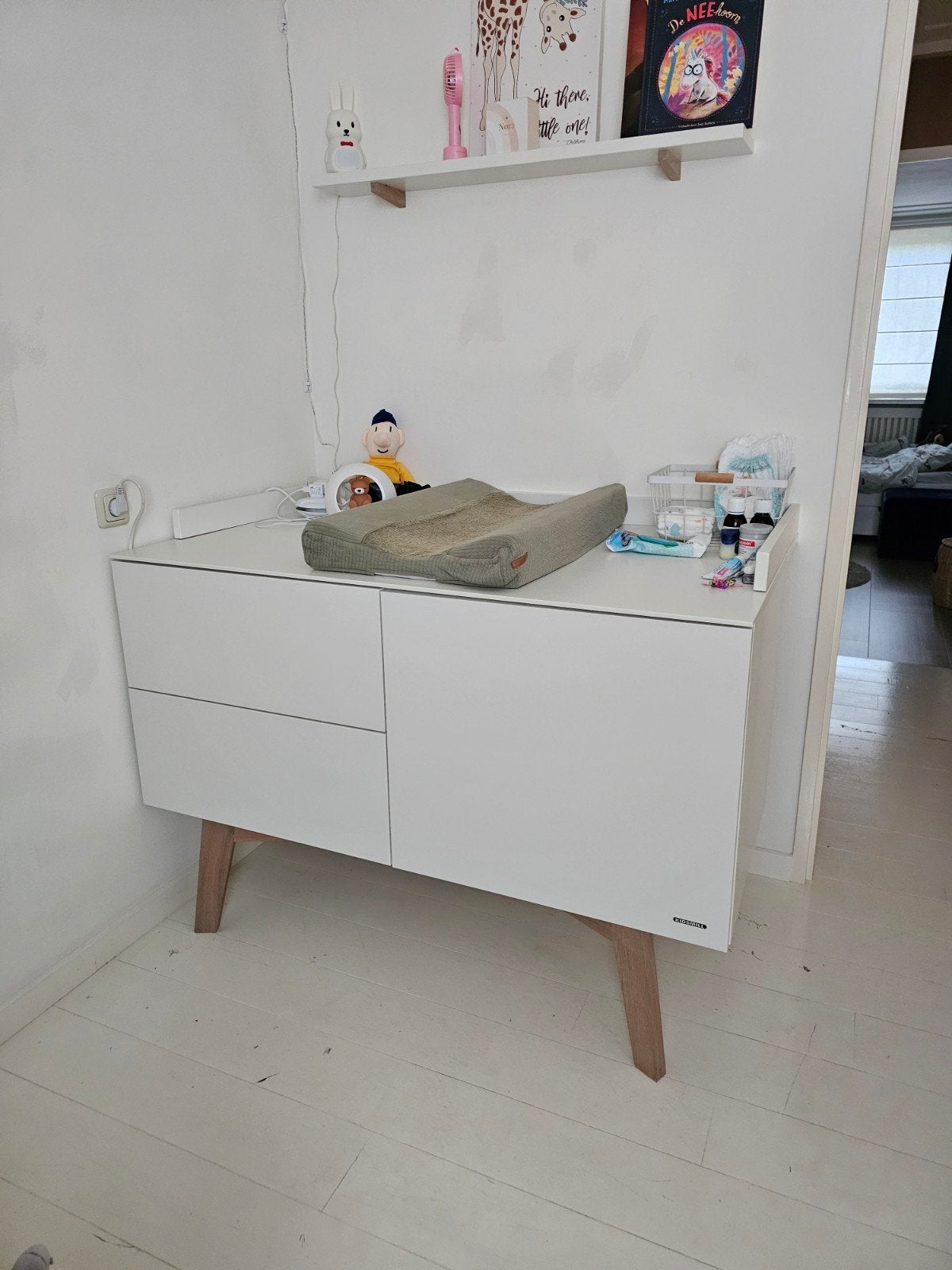 Kidsmill Sixties Commode Wit/Eiken 130 cm + Bladvergroter, Kinderen en Baby's, Ophalen, 50 tot 70 cm, Voetruimte, 100 cm of meer