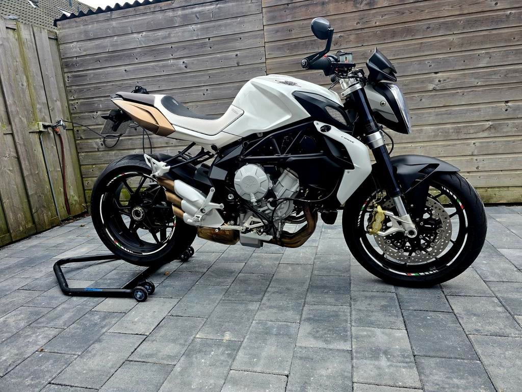 MV Agusta Brutale 675 Trepistoni met KM:16440, 675 cc, 3 cilinders, Particulier, Handgeschakeld