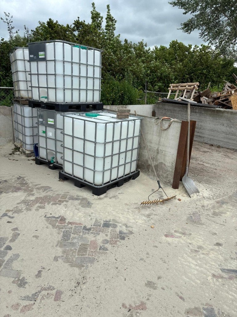 IBC tank 1000L gespoeld met kunststof pallet., Tuin en Terras, Regentonnen, 150 liter of meer, Ophalen, Zo goed als nieuw, Kunststof