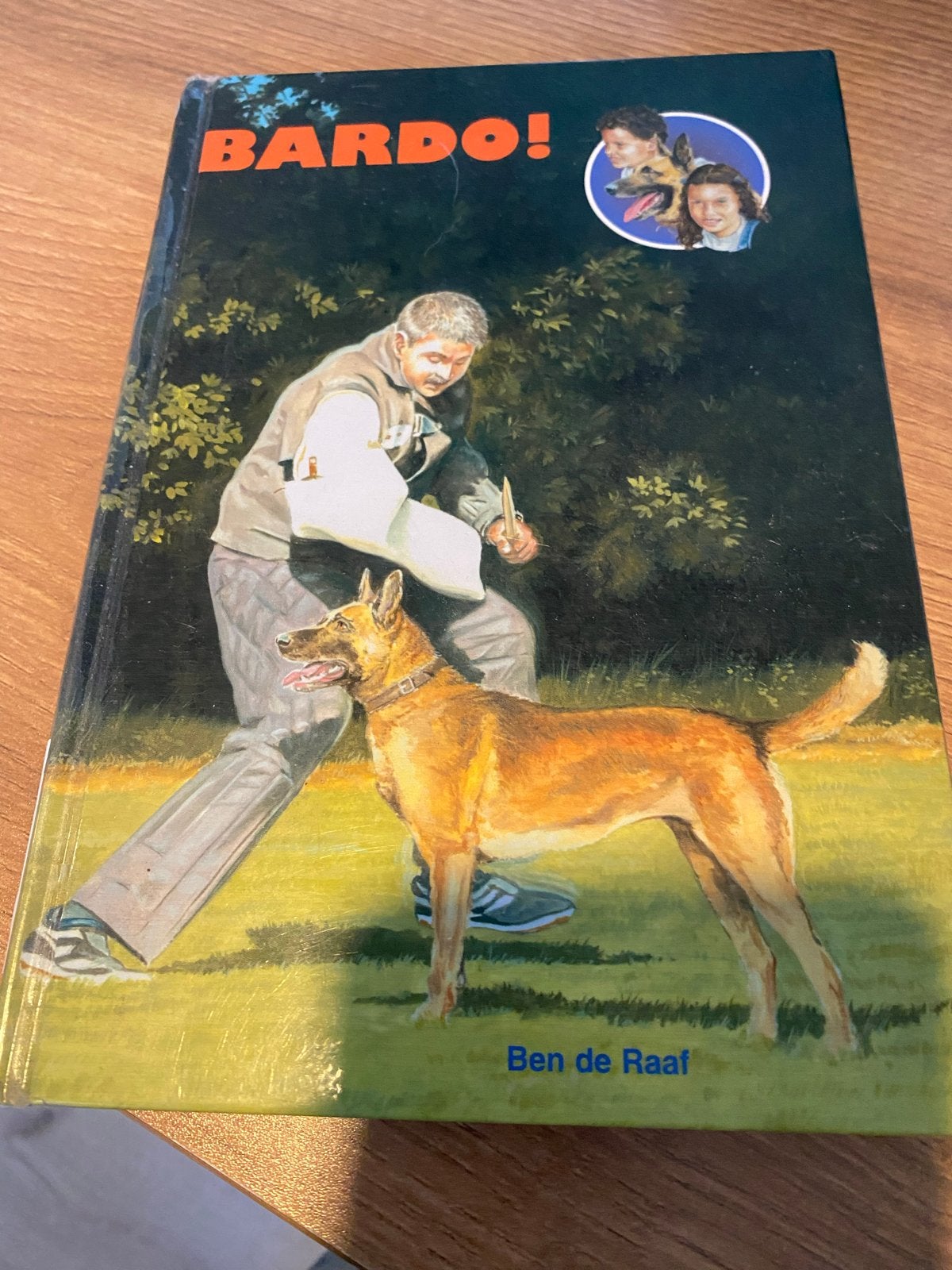 Bardo! - Spannend jeugdboek over een politiehond, Boeken, Ophalen of Verzenden, Gelezen, Fictie algemeen