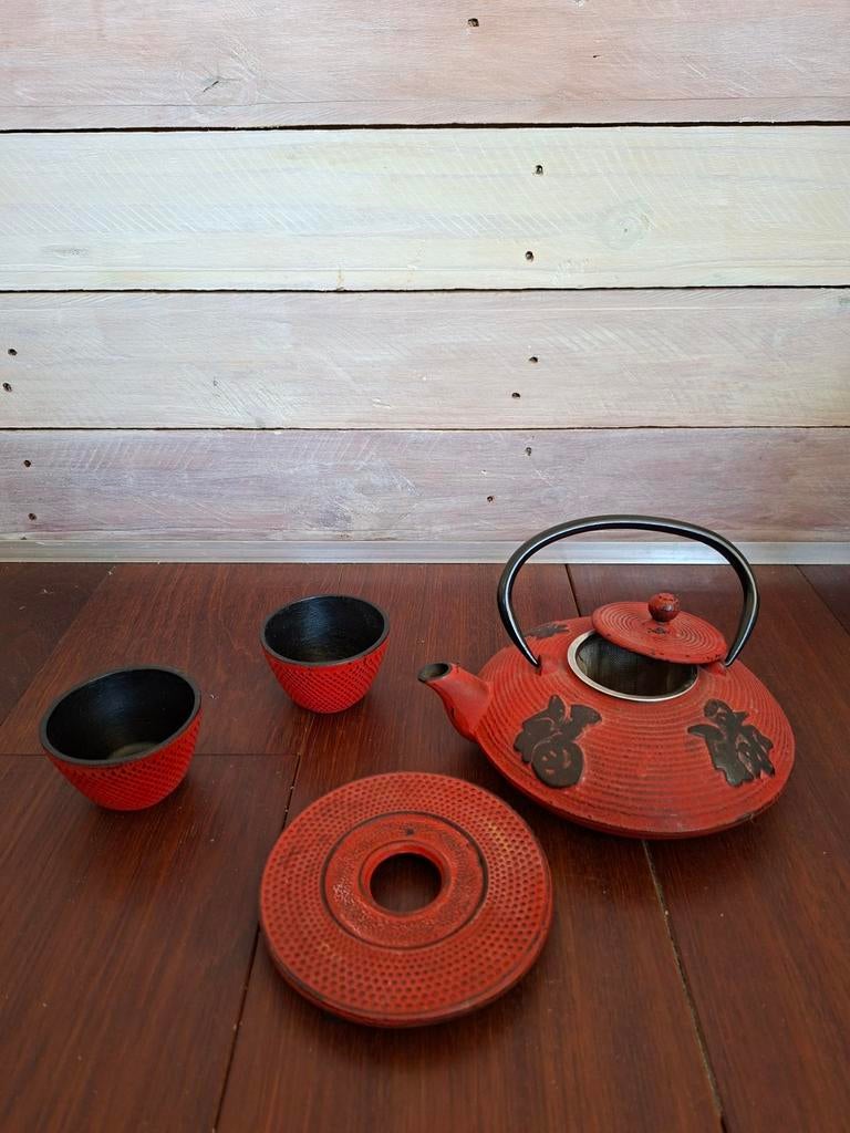 Japans gietijzeren theeset in mooi rood, Huis en Inrichting, Keuken | Servies, Overige materialen, Overige typen, Ophalen of Verzenden