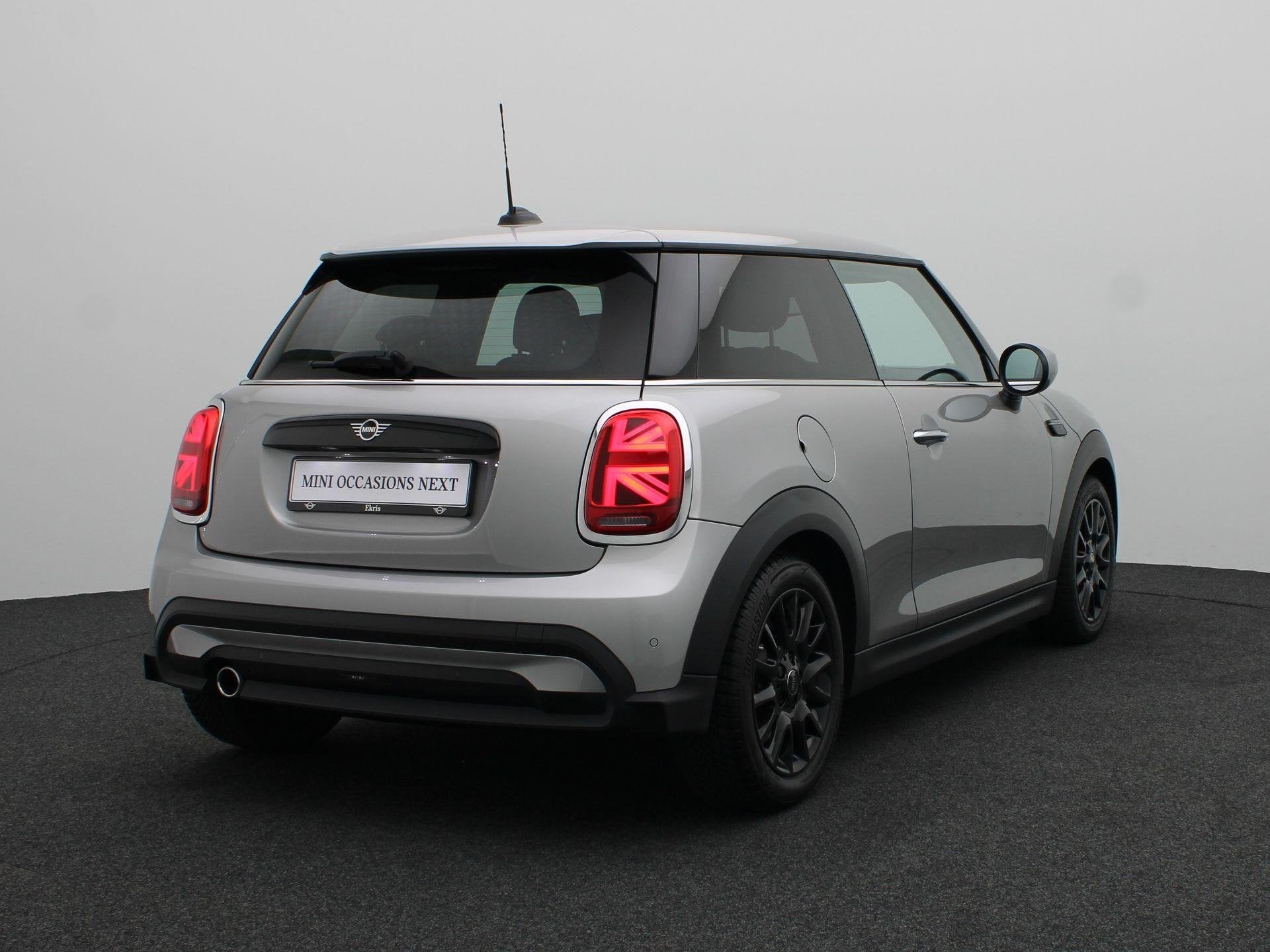 MINI 3-Deurs Cooper Premium Pakket + PDC + LED + Driving Ass, Voorwielaandrijving, 136 pk, Gebruikt, Met garantie (alle)