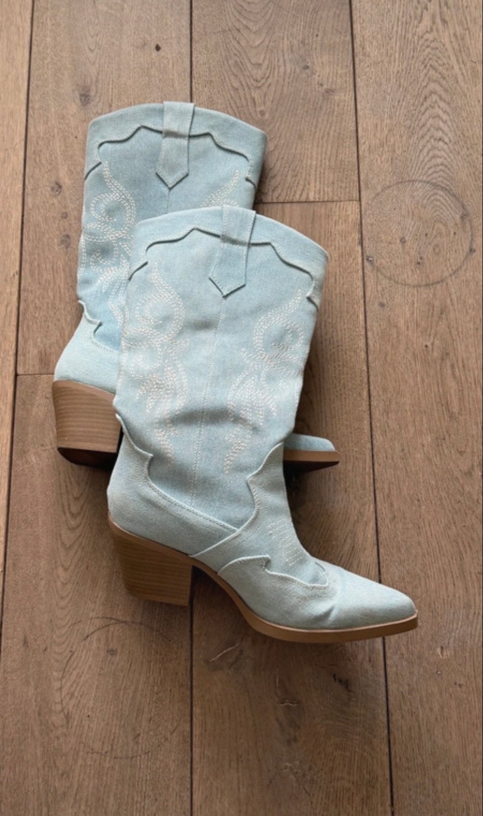 Bershka lichtblauwe cowboylaarzen - maat 37, Kleding | Dames, Schoenen, Ophalen of Verzenden, Zo goed als nieuw, Blauw, Lage of Enkellaarzen