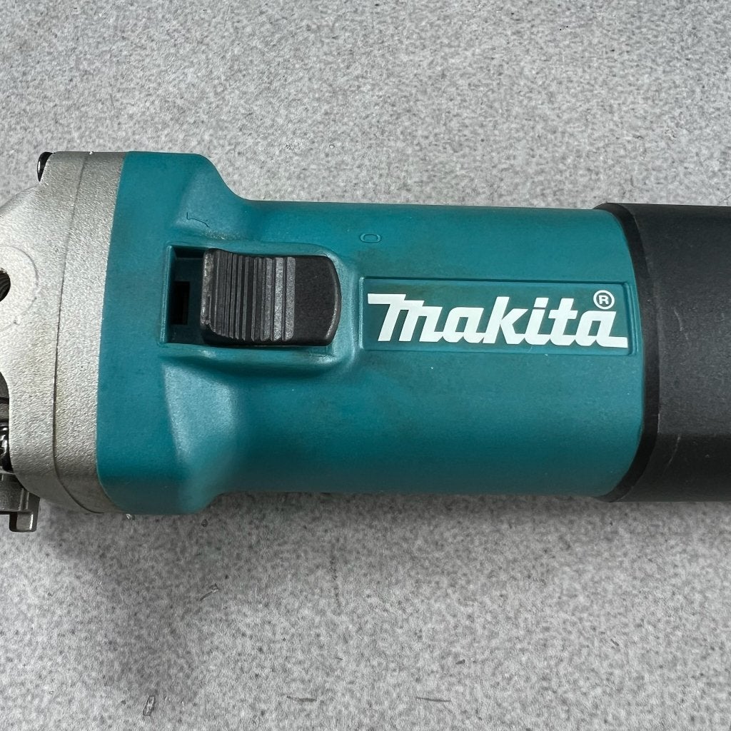 Makita Haakse Slijper 9558HNR | 2020 | in koffer | 413650, Ophalen of Verzenden, Gebruikt, Minder dan 700 watt, Haakse handslijpmachine
