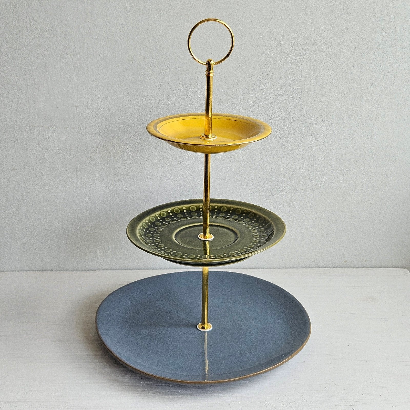 Kleurrijke etagere van vintage borden, Ophalen of Verzenden, Gebruikt