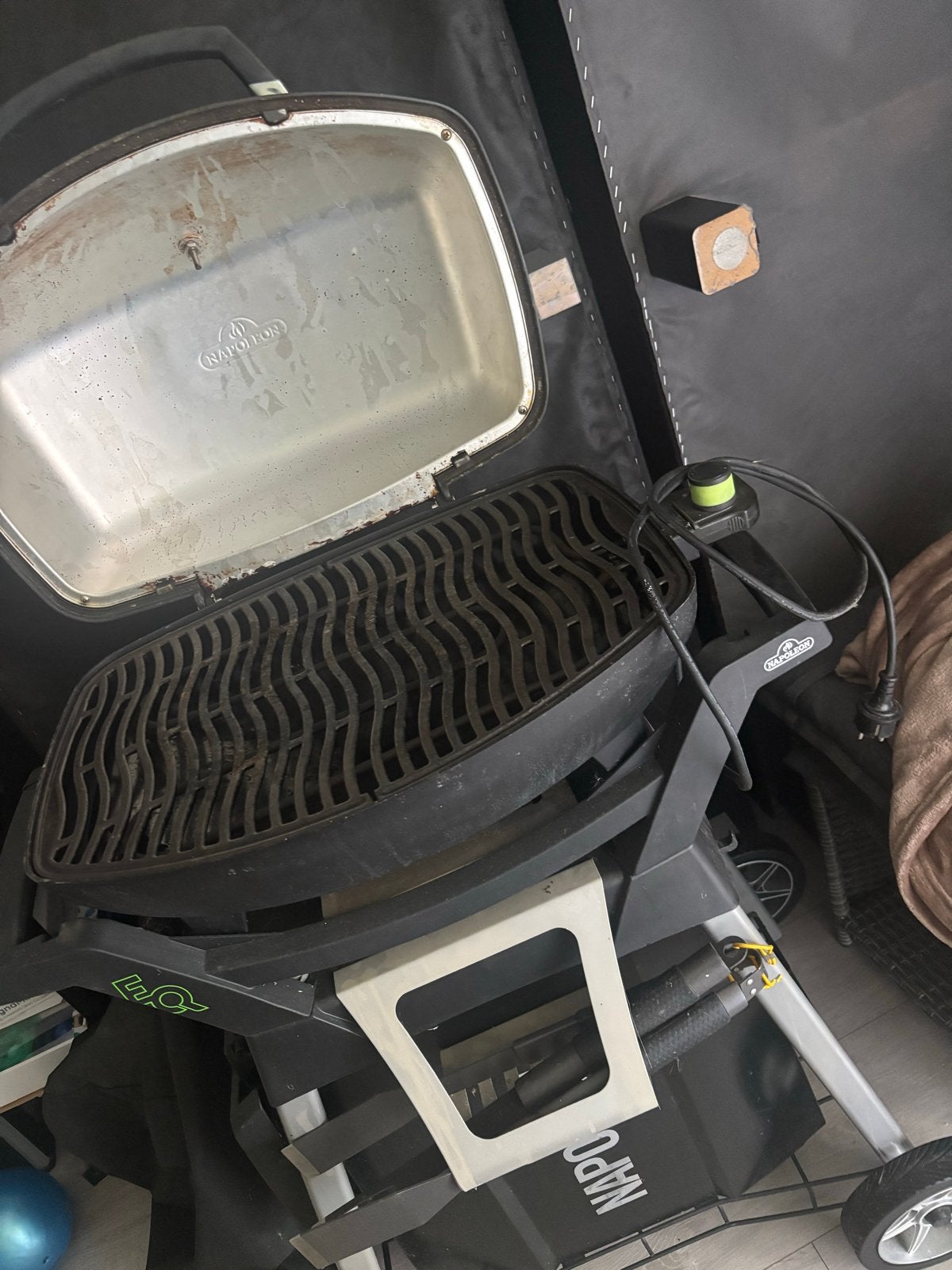 Napoleon TravelQ PRO285X Draagbare Gasbarbecue met Onderstel, Ophalen of Verzenden, Zo goed als nieuw