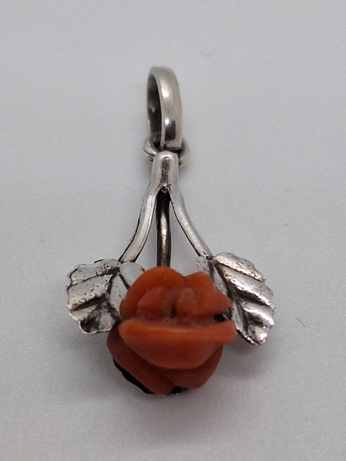 Zilveren hanger met bloedkoraal roos, ruim 3.5 cm, Gebruikt, Ophalen of Verzenden, Rood, Zilver